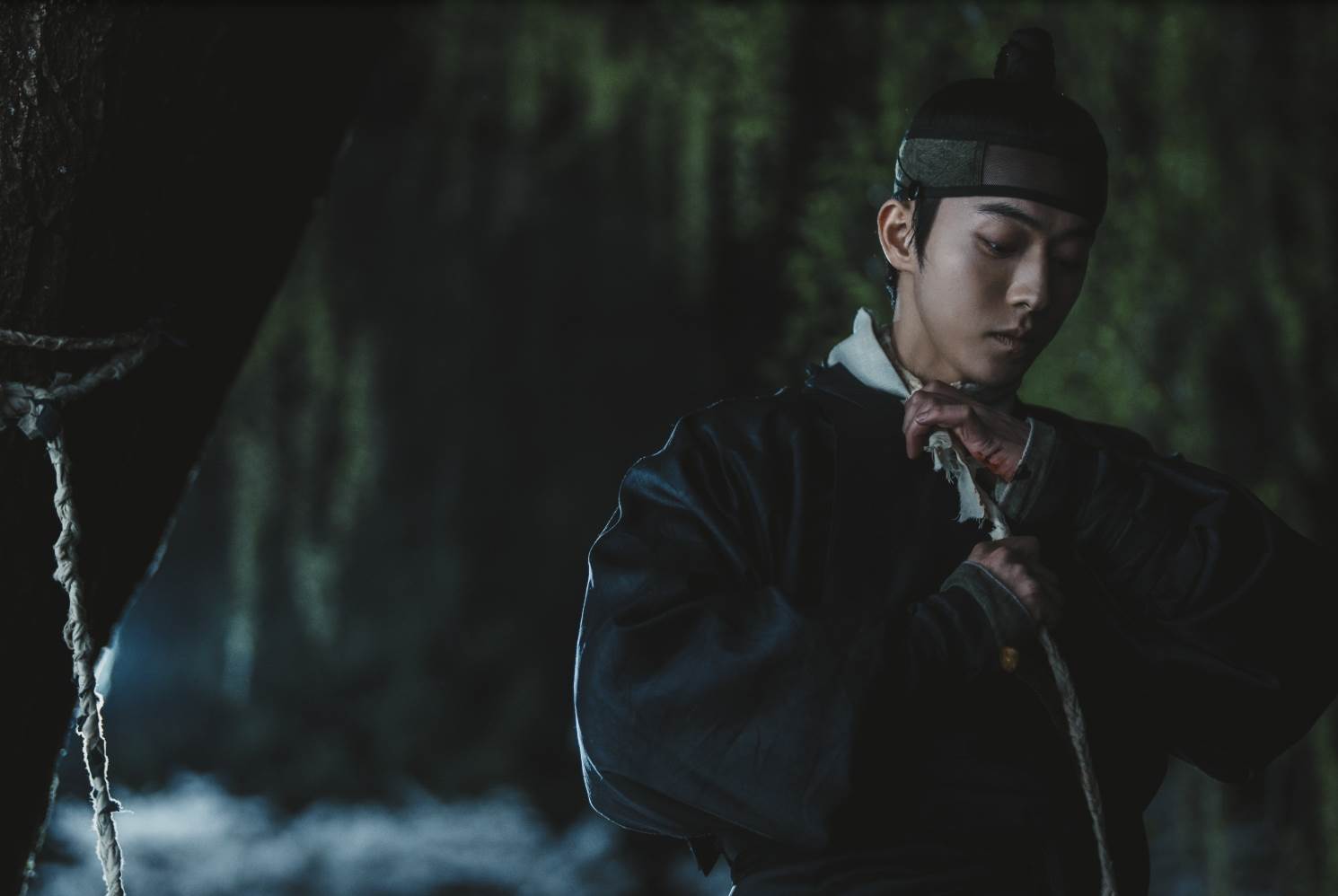 南韓男星南柱赫在Netflix驚悚奇幻韓劇《鬼謎東宮》飾演能穿梭於人間與鬼界的「具天」。（圖／Netflix提供）