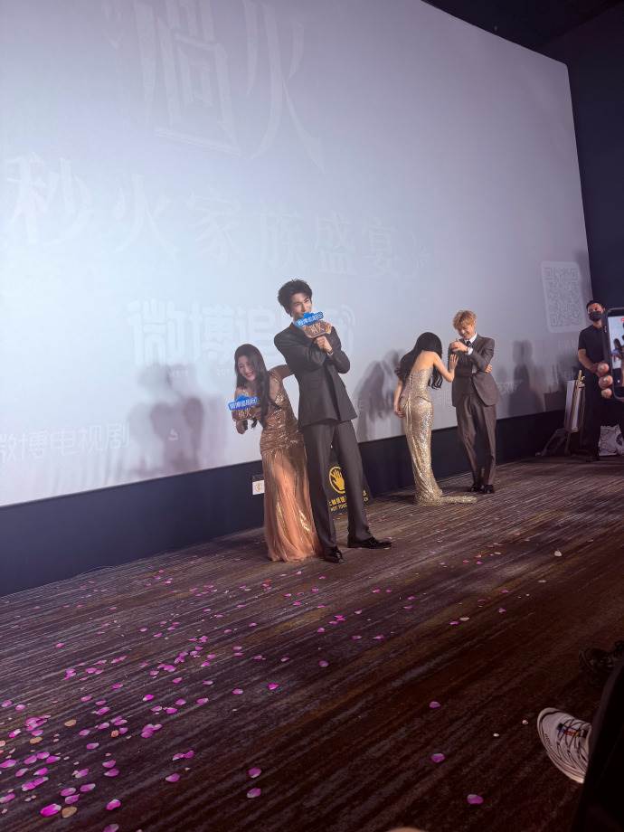 女星陳妍希曬出張凌赫宣傳活動照片。（圖／翻攝自微博）