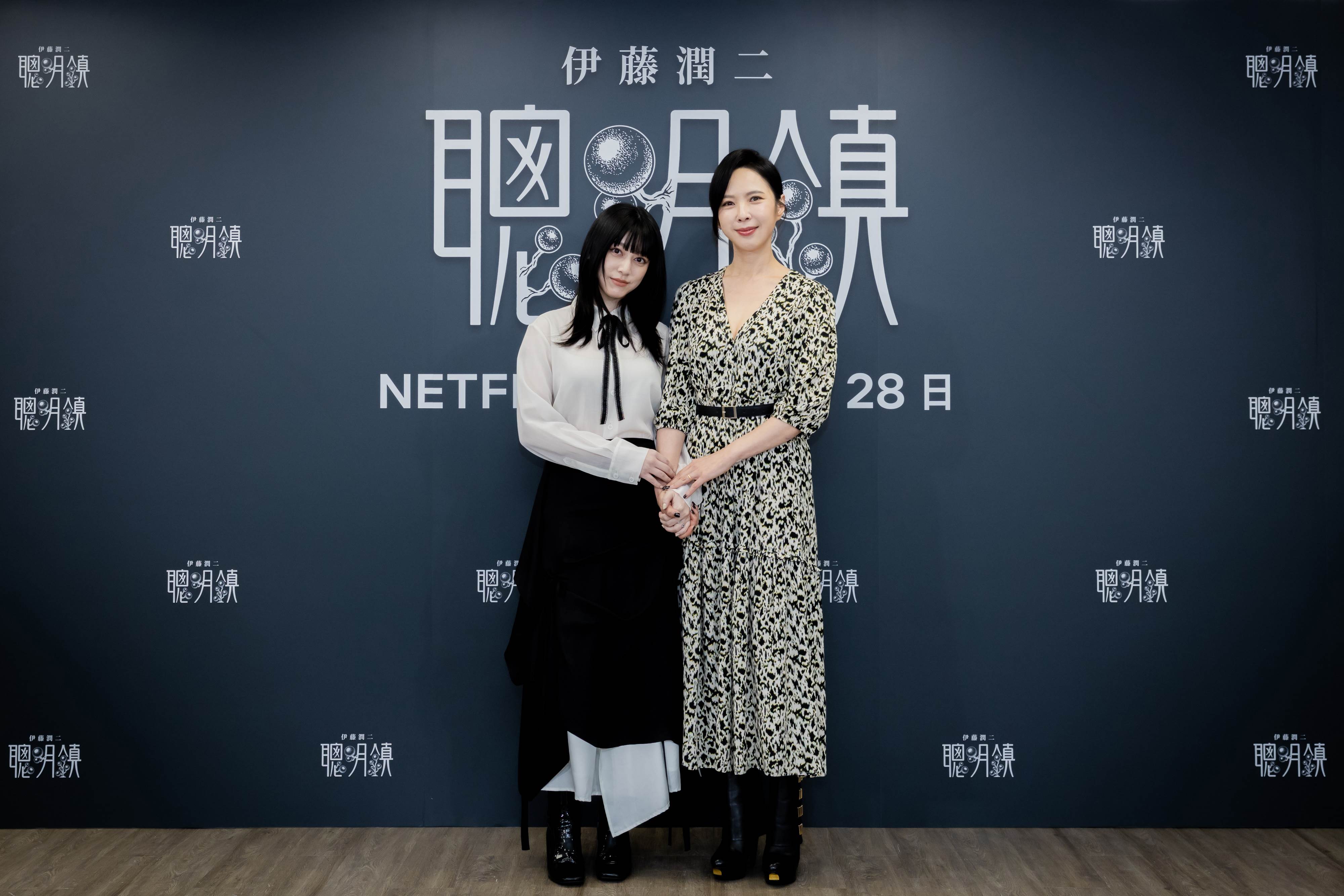 天心（右）、鄭煒齡（左）在《聰明鎮》飾演母女。（圖／奇蹟映畫所）