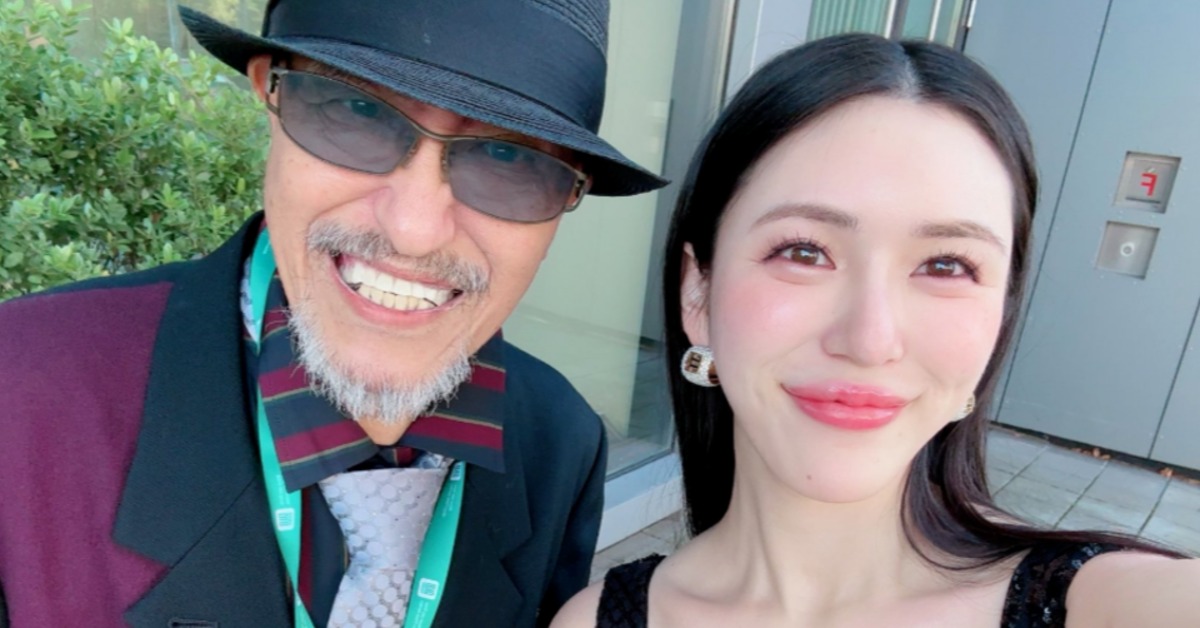 日本知名成人片導演伊藤智生（左）因罹患肺癌，於7月17日病逝。（圖／翻攝自X／smavshiomin）