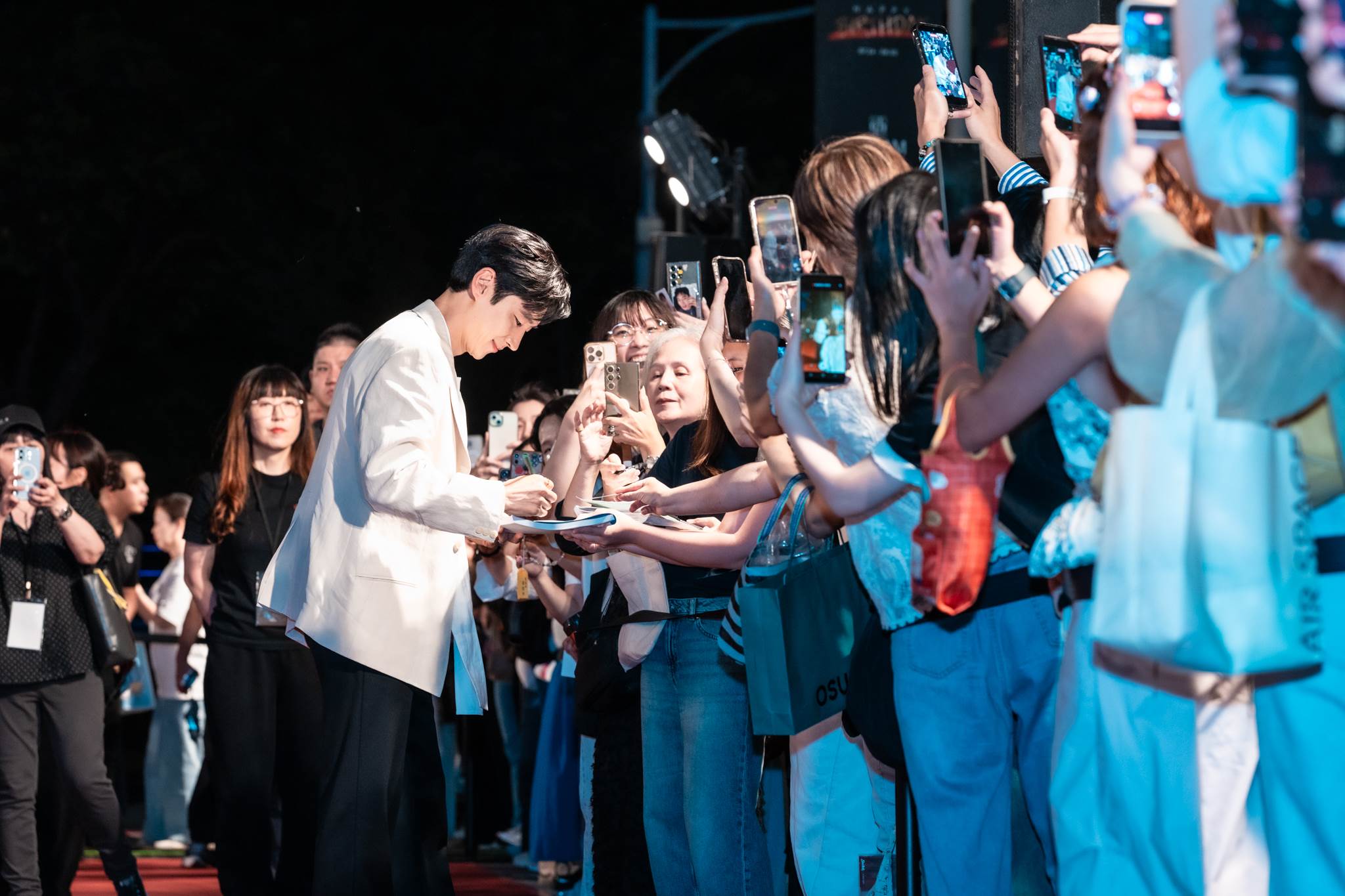 南韓男星李帝勳現身Dream Plaza紅毯，親切和粉絲互動。（圖／讀者提供）