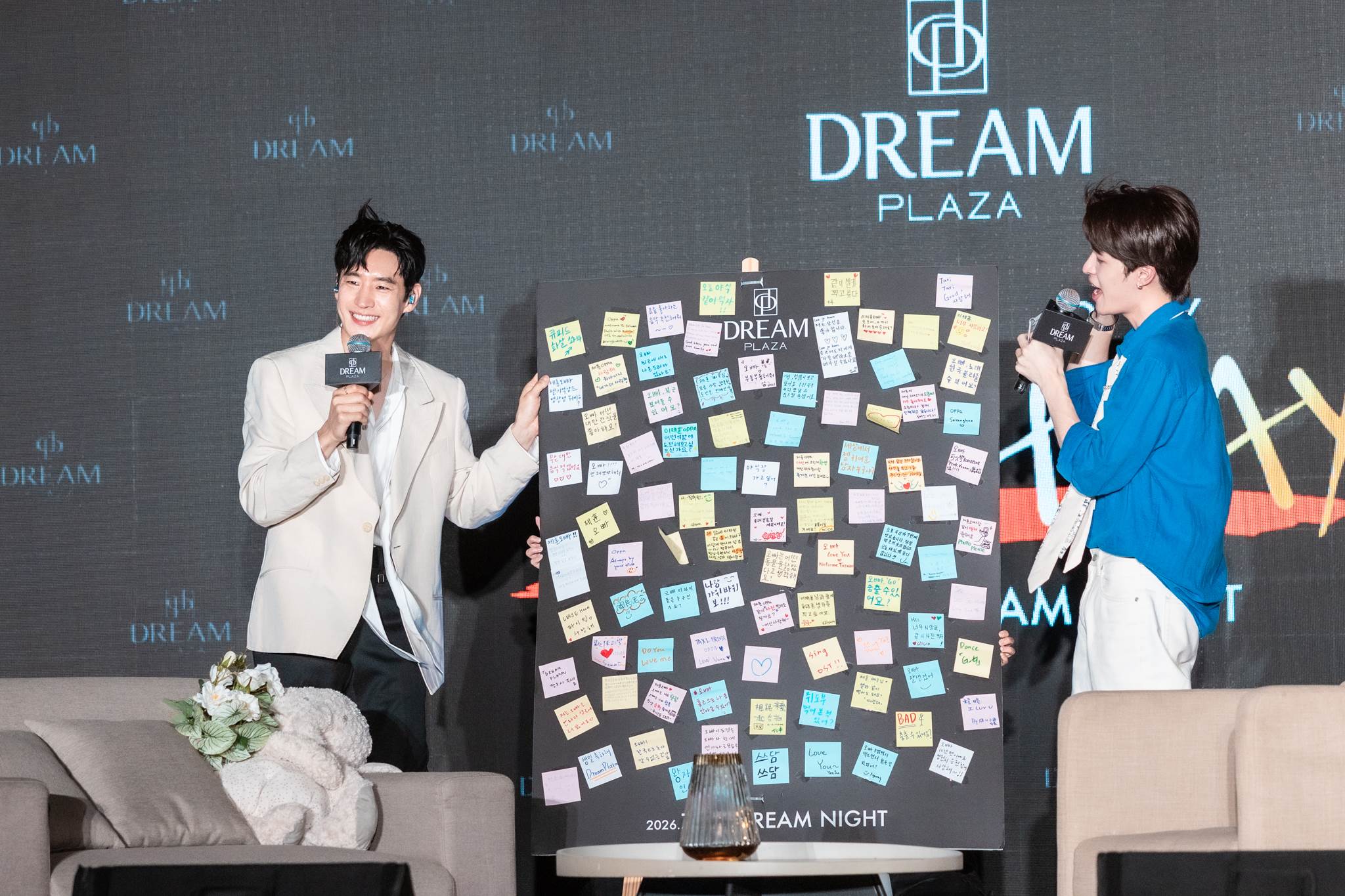 南韓男星李帝勳現身Dream Plaza舉辦見面會，活動中親自挑選粉絲便利貼。（圖／讀者提供）
