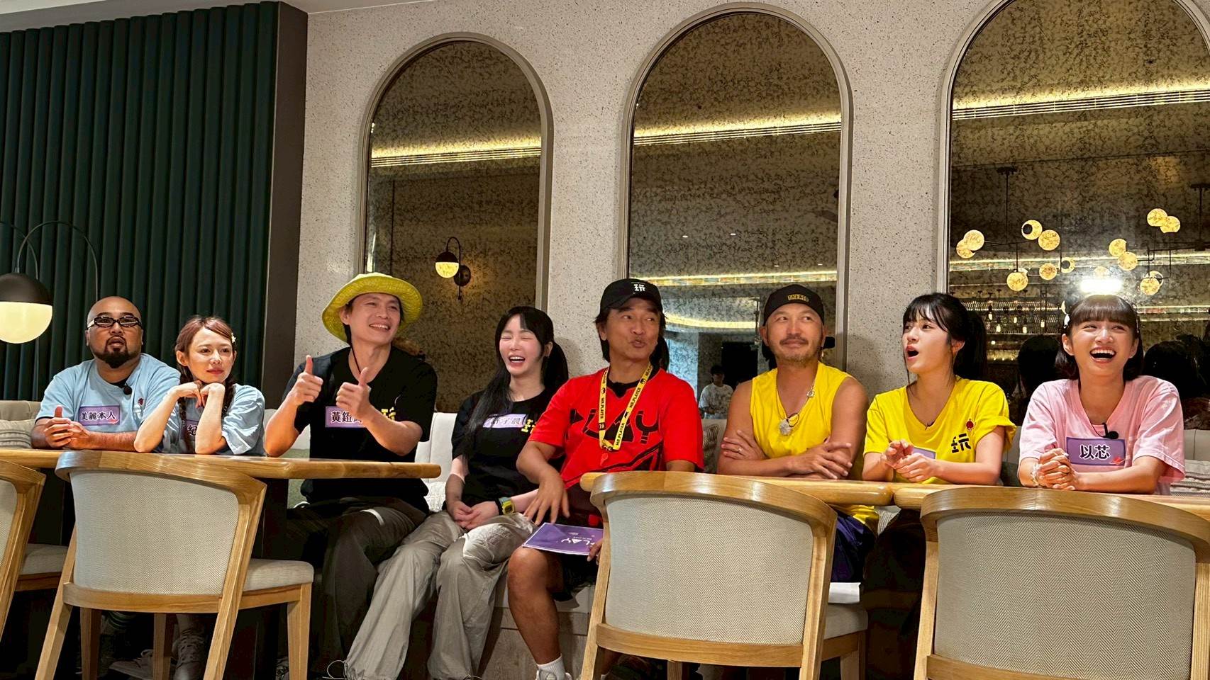 綜藝節目《綜藝玩很大》去到屏東錄製「美女與野獸」主題（左起美麗本人、紀卜心、黃鐙輝、舒子晨、吳宗憲、KID、陳敬宣、以芯）。（圖／綜藝玩很大提供）