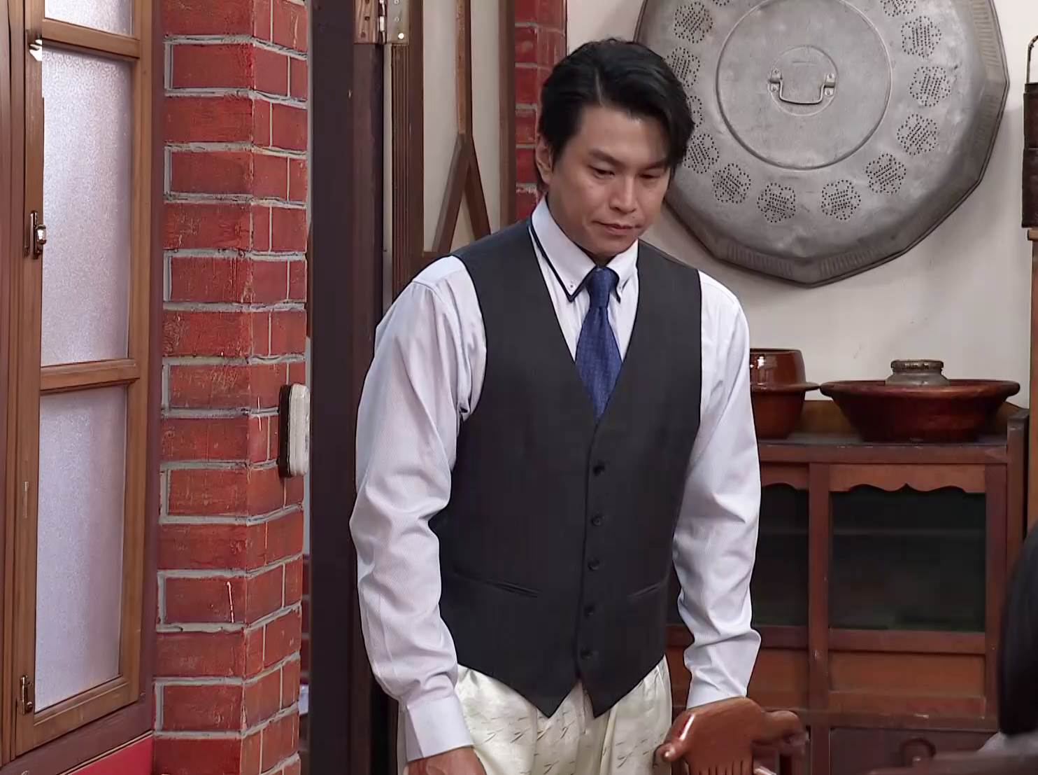 蕭景鴻上半身穿西裝下半身配睡褲，搭出新時尚風味。（圖／台視）