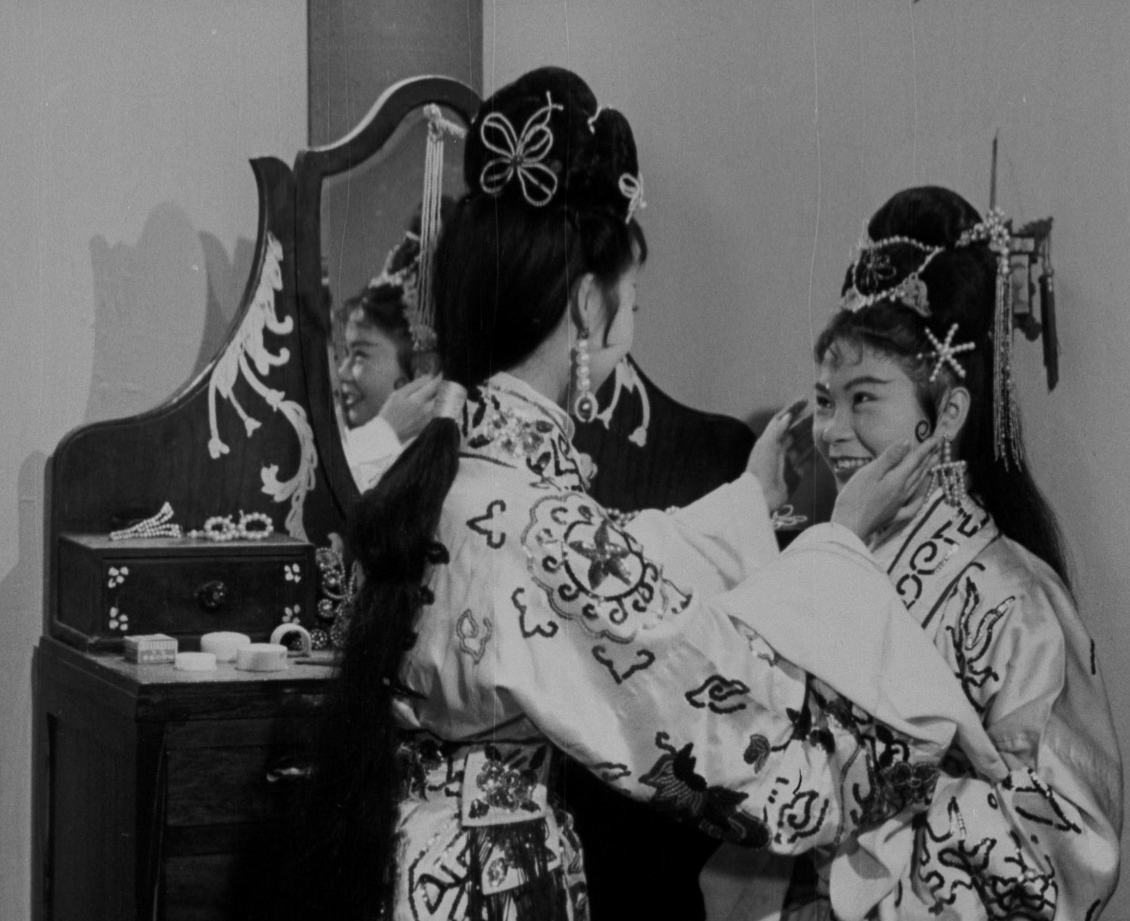 《金鳳銀鵝》（1962）描繪年輕女子之間的情慾流動。（圖／國家電影及視聽文化中心）
