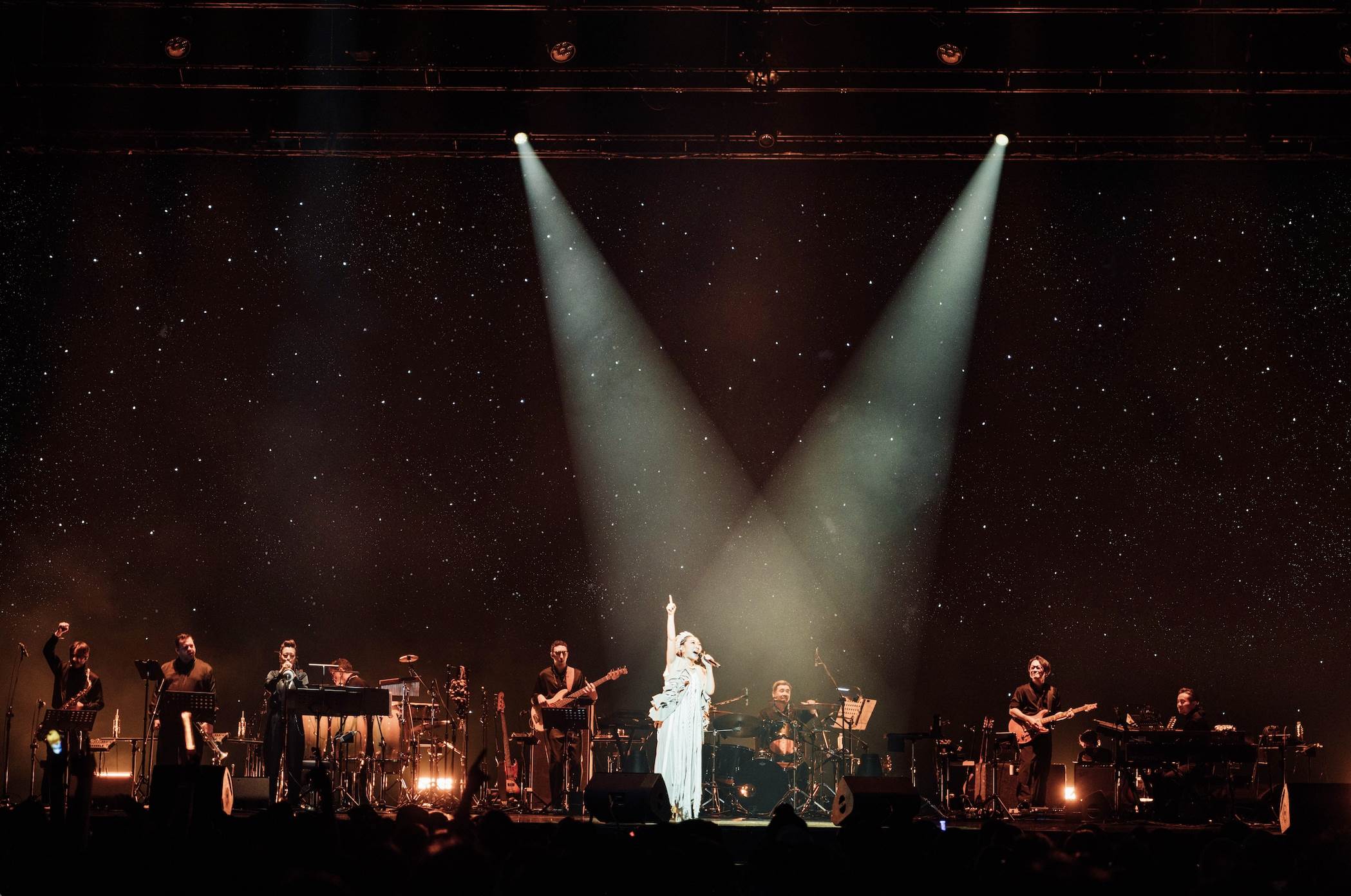 日本歌壇天后MISIA（米希亞）身穿白色造型洋裝開唱。（圖／Rhythmedia、SANTIN AKI提供）