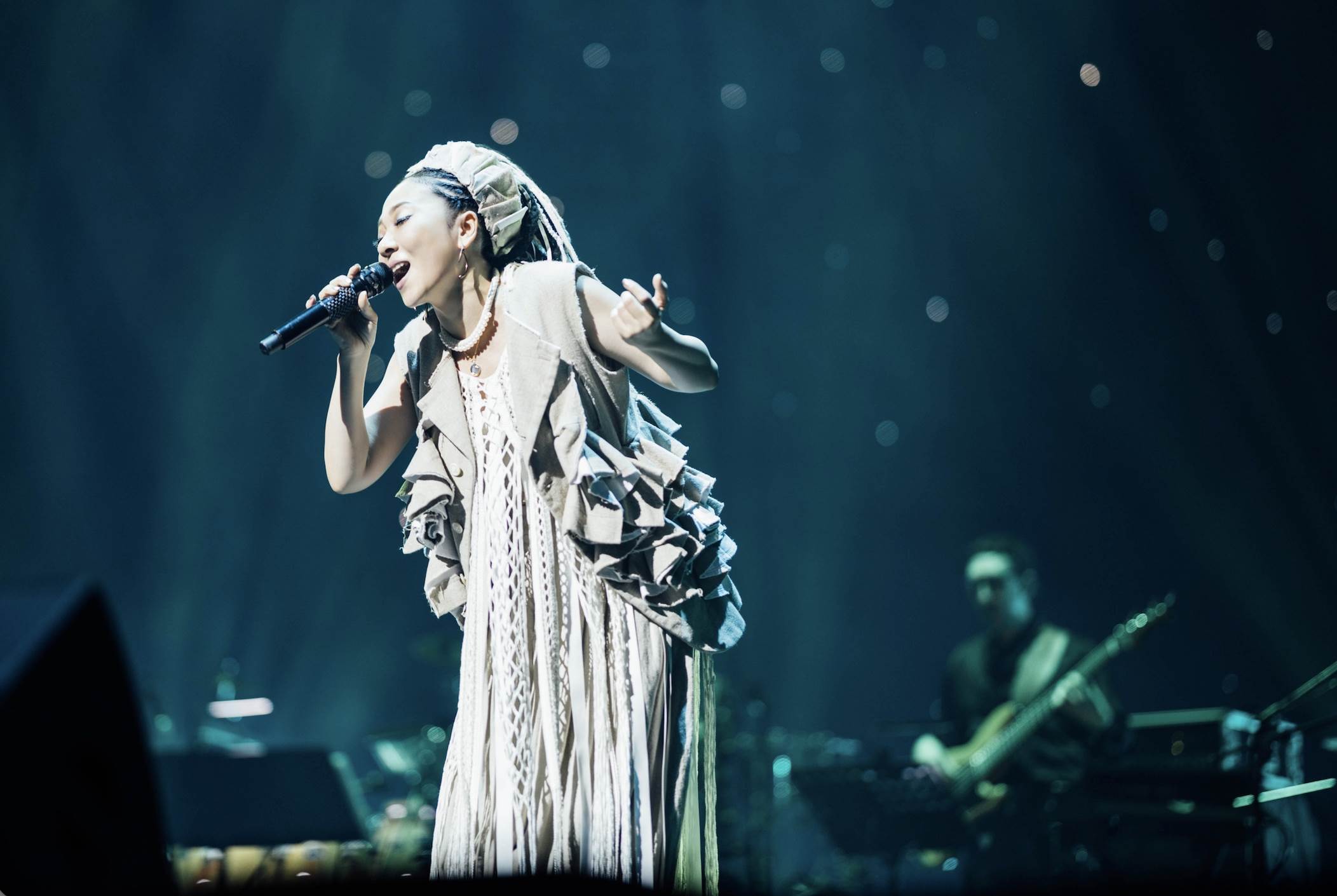 日本歌壇天后MISIA（米希亞）《MISIA 星空のライヴXIII GRAND HORIZON The Future Begins at the Grand Horizon Rhythmedia 30th Anniversary》帶來18首經典歌曲。（圖／Rhythmedia、SANTIN AKI提供）