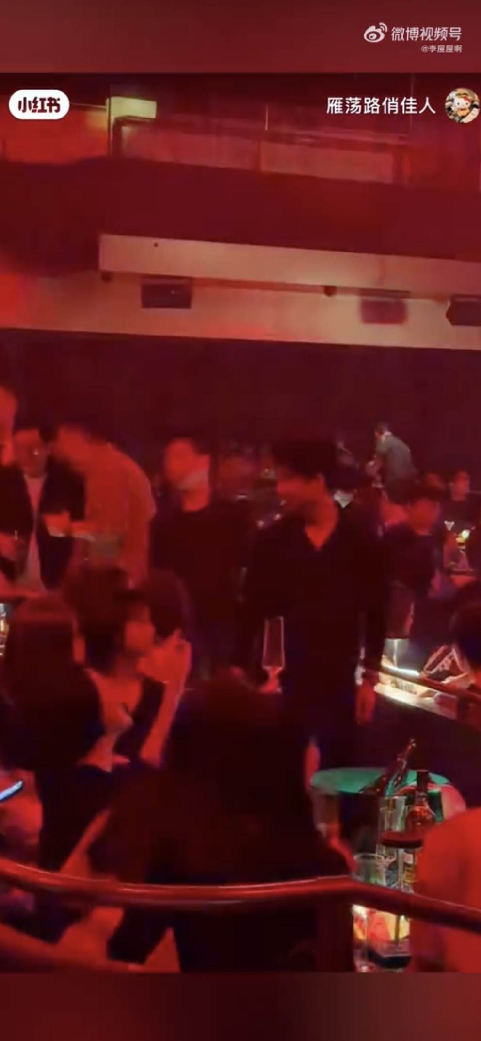 小S一家帶著S媽現身上海酒吧。（圖／翻攝自微博）