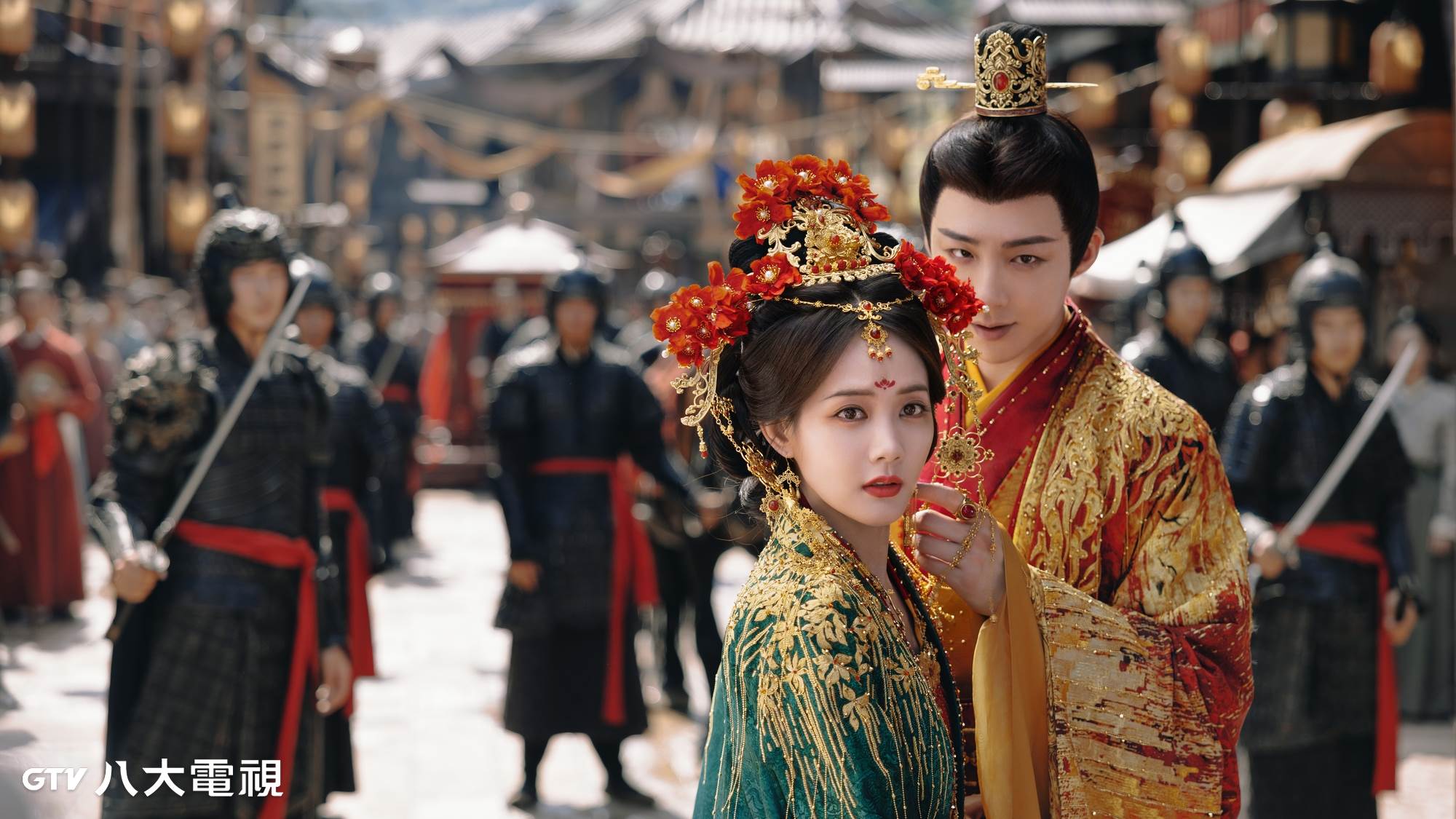 古裝劇《書卷一夢》李一桐（圖左）為逃離劉宇寧（圖右）飾演的反派角色，想改寫劇本走向卻陷入無限輪迴重生。（圖／八大電視提供）