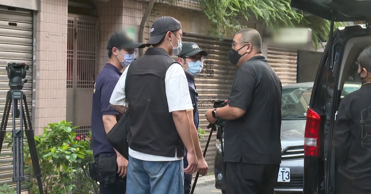 警方接獲報案後趕赴現場，於客廳桌上發現含有安眠藥成分的藥袋。（圖／東森新聞）