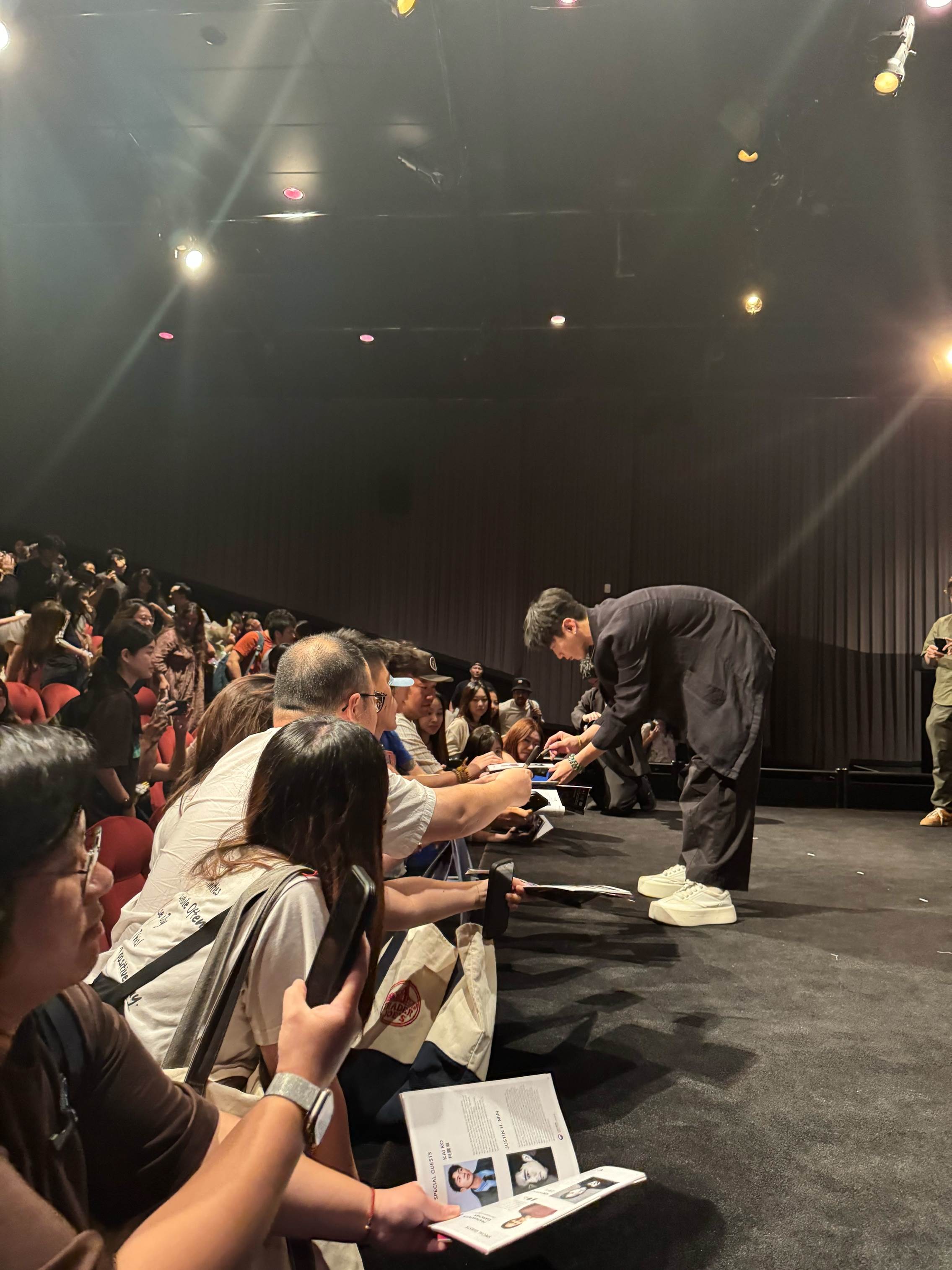 柯震東映後與粉絲互動。（圖／華映娛樂提供）