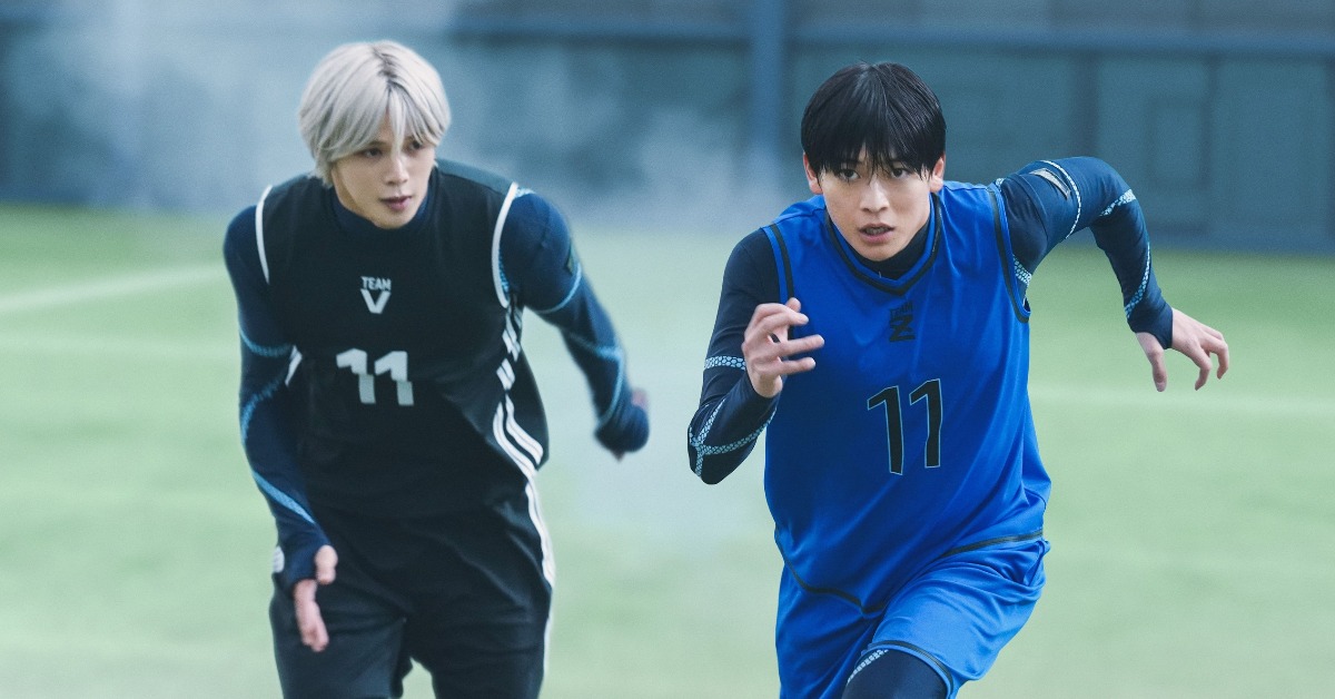 高橋文哉（右）和「&TEAM」成員 K在《藍色監獄》真人版電影中，上演最極致的足球競技殊死鬥。（圖／甲上娛樂提供）