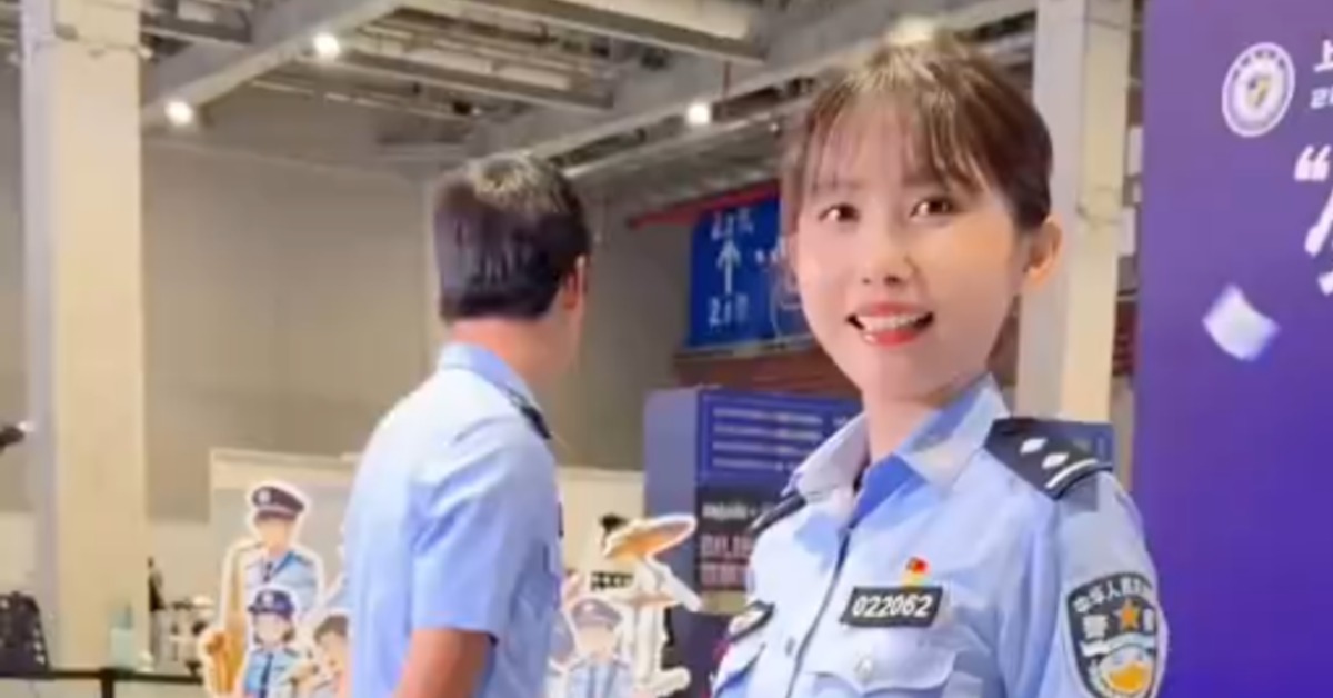 上海街頭一名執勤女警意外爆紅。（圖／翻攝自微博@信信）