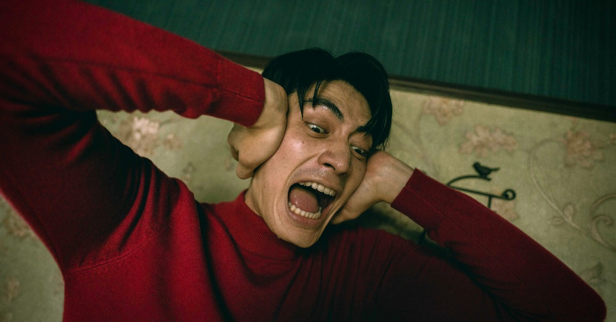 宋柏緯出現脖子要斷掉的幻覺，雙手扶著頭瘋狂鬼叫。（圖／奇蹟映畫所）