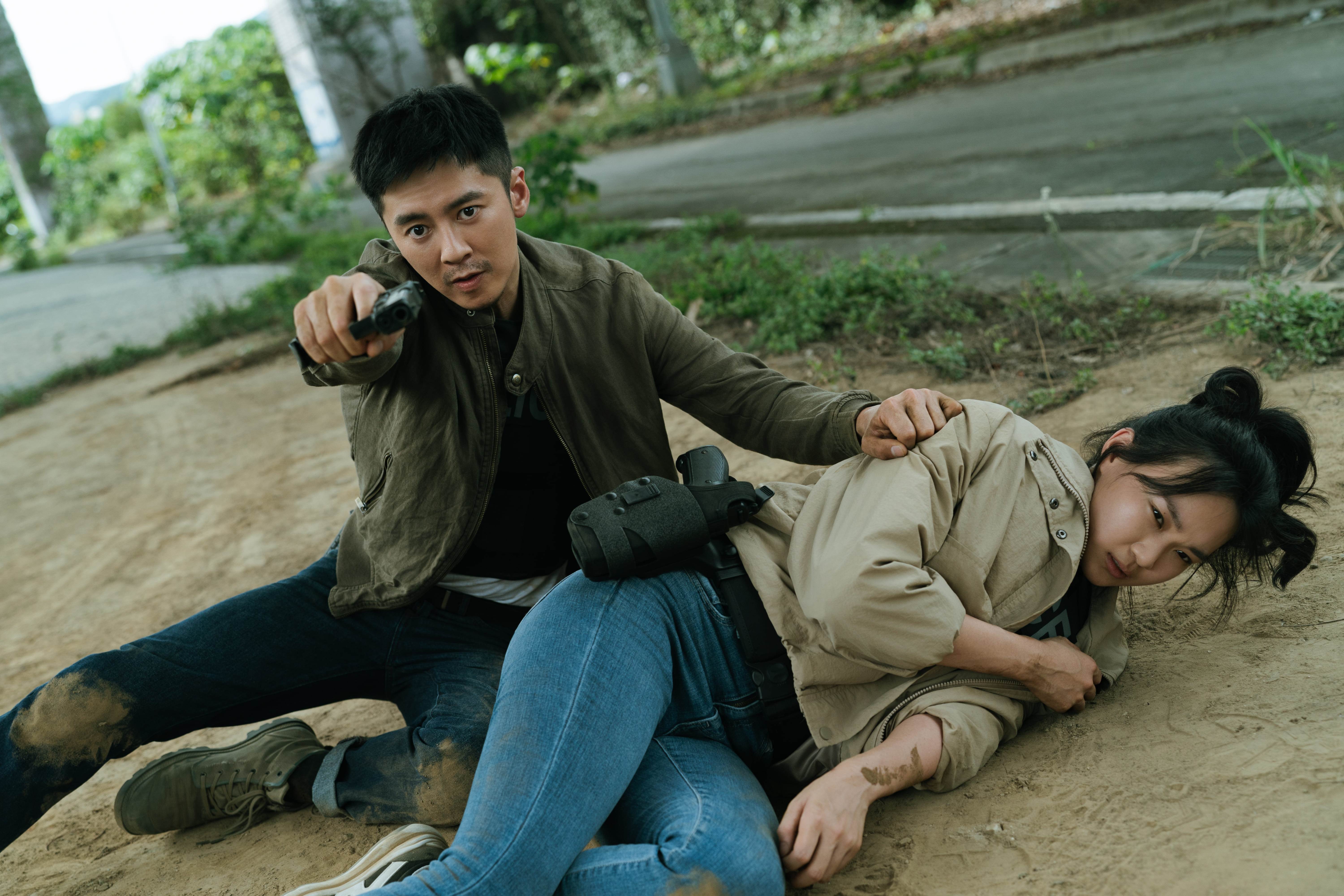 李國毅（左）與黃惟︎︎︎︎在《成名在望》劇中飾演刑警，上演多場警匪槍戰動作戲。（圖／瀚草影視）