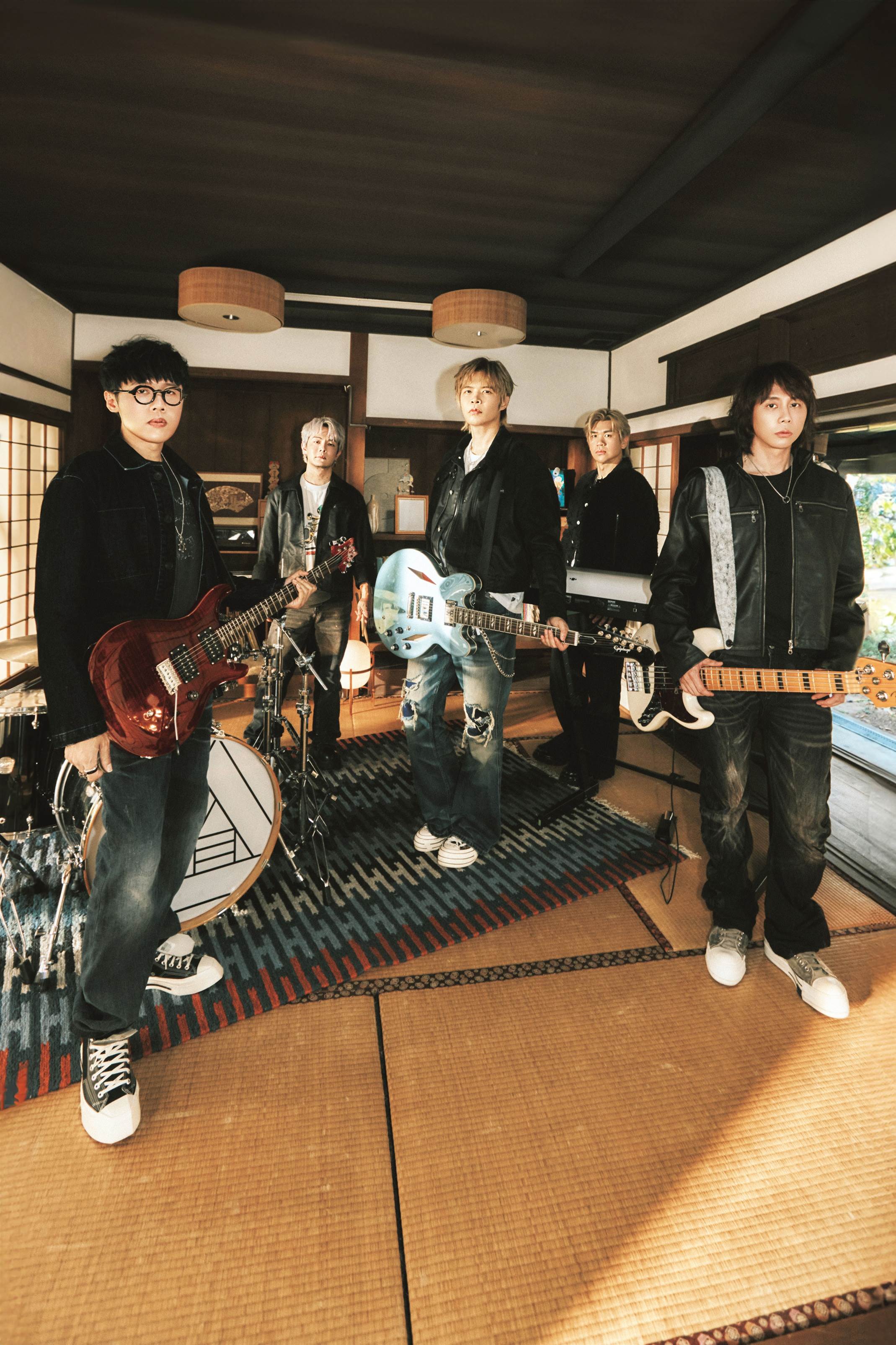 八三夭全員都出演了〈如果我在明天就會離開〉MV（後排左起：阿電、小橘；前排左起：劉逼、阿璞、霸天）。（圖／索尼音樂提供）