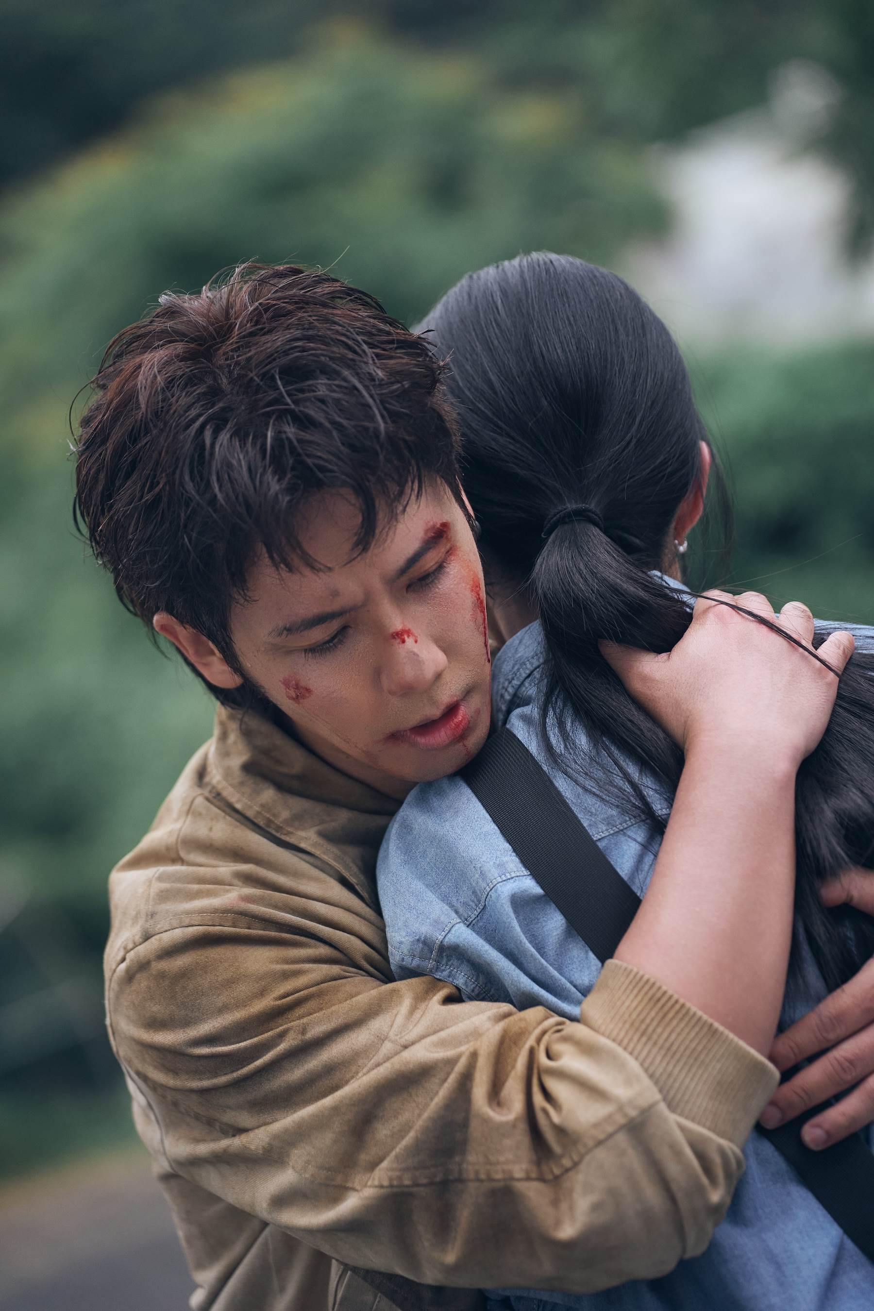 鼓鼓挑戰感情及武打戲碼，為〈警戒線〉MV增添亮點。（圖／相信音樂提供）