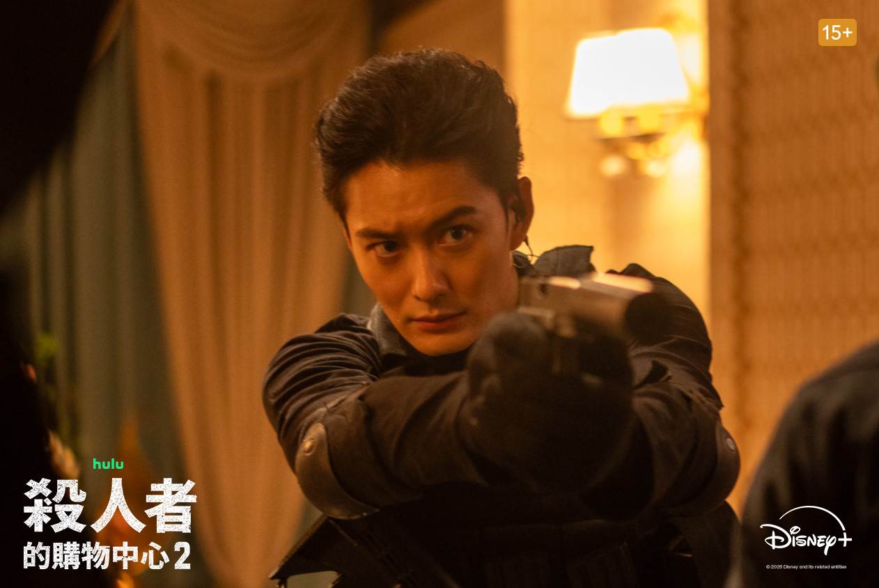 韓劇《殺人者的購物中心》第二季岡田將生飾演的殺手J。（圖／Disney+提供）