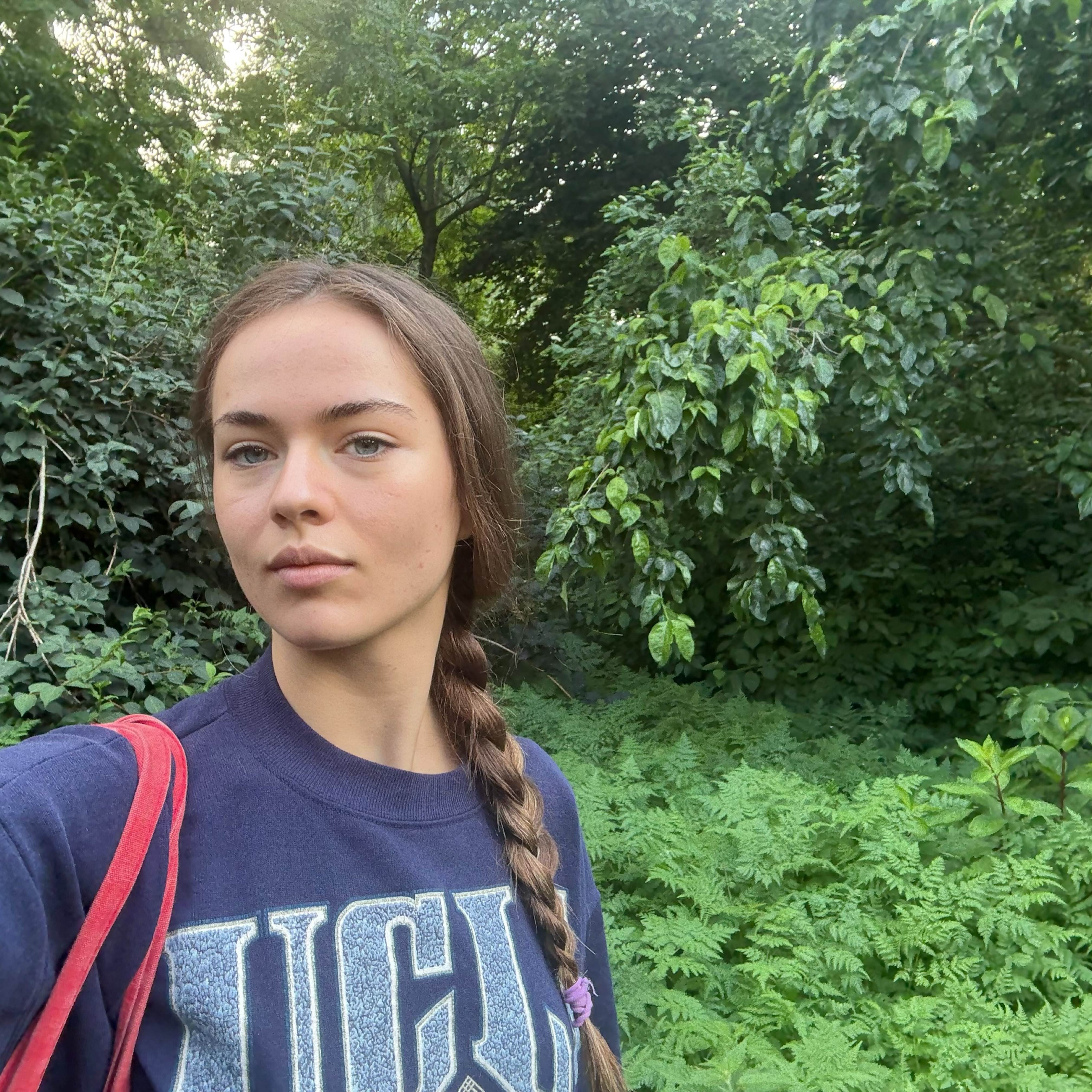 俄羅斯模特兒克里斯蒂娜皮梅諾娃（Kristina Pimenova）如今重心主要放在校園生活，平時上課也都以素顏、淡妝示人。（圖／翻攝自克里斯蒂娜皮梅諾娃 IG）
