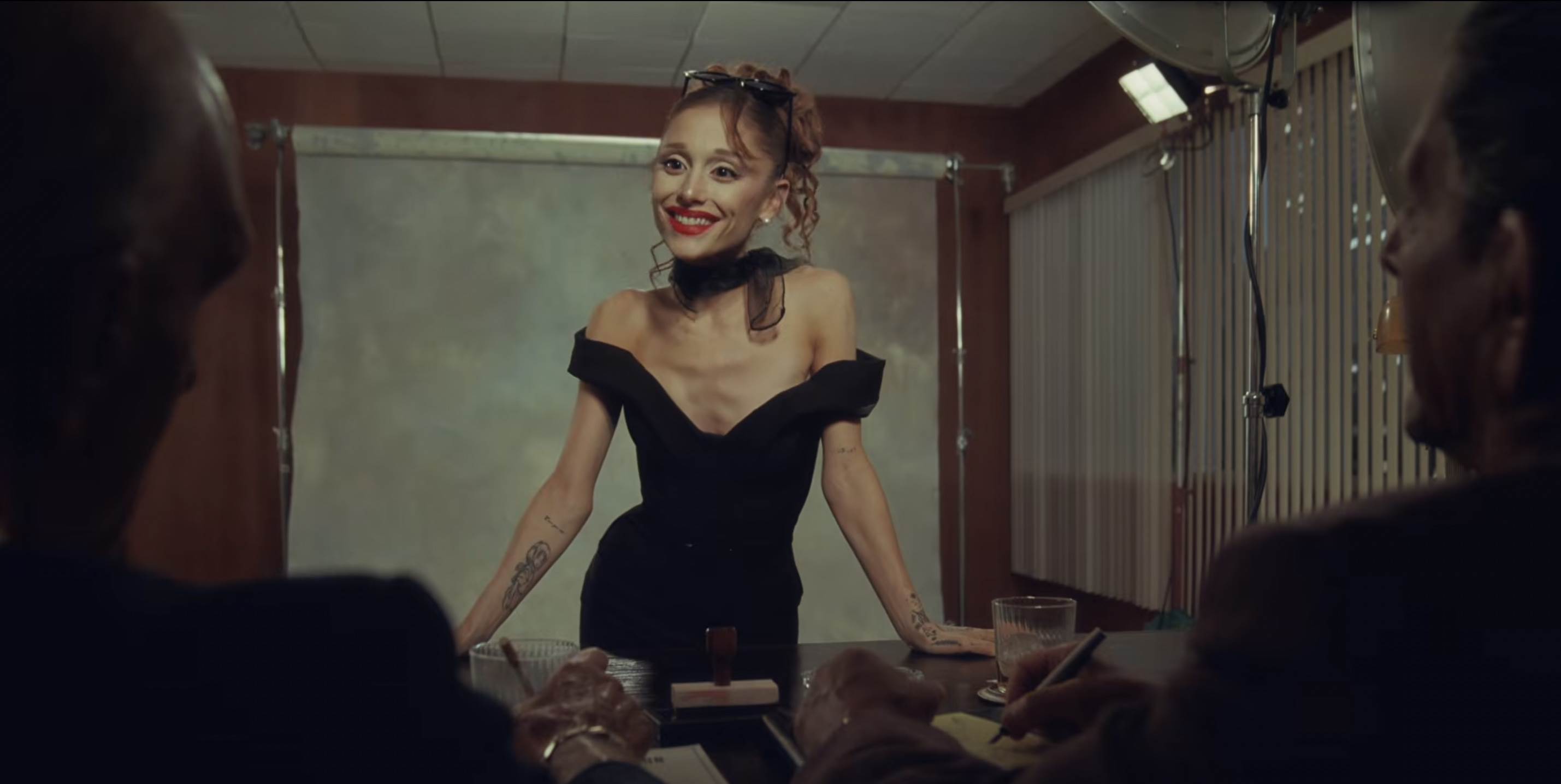 流行天后亞莉安娜（Ariana Grande）在主打歌〈petal〉MV中，第二次試鏡換上黑色褲裝並擦上紅色唇膏。（圖／翻攝自Ariana Grande YouTube）