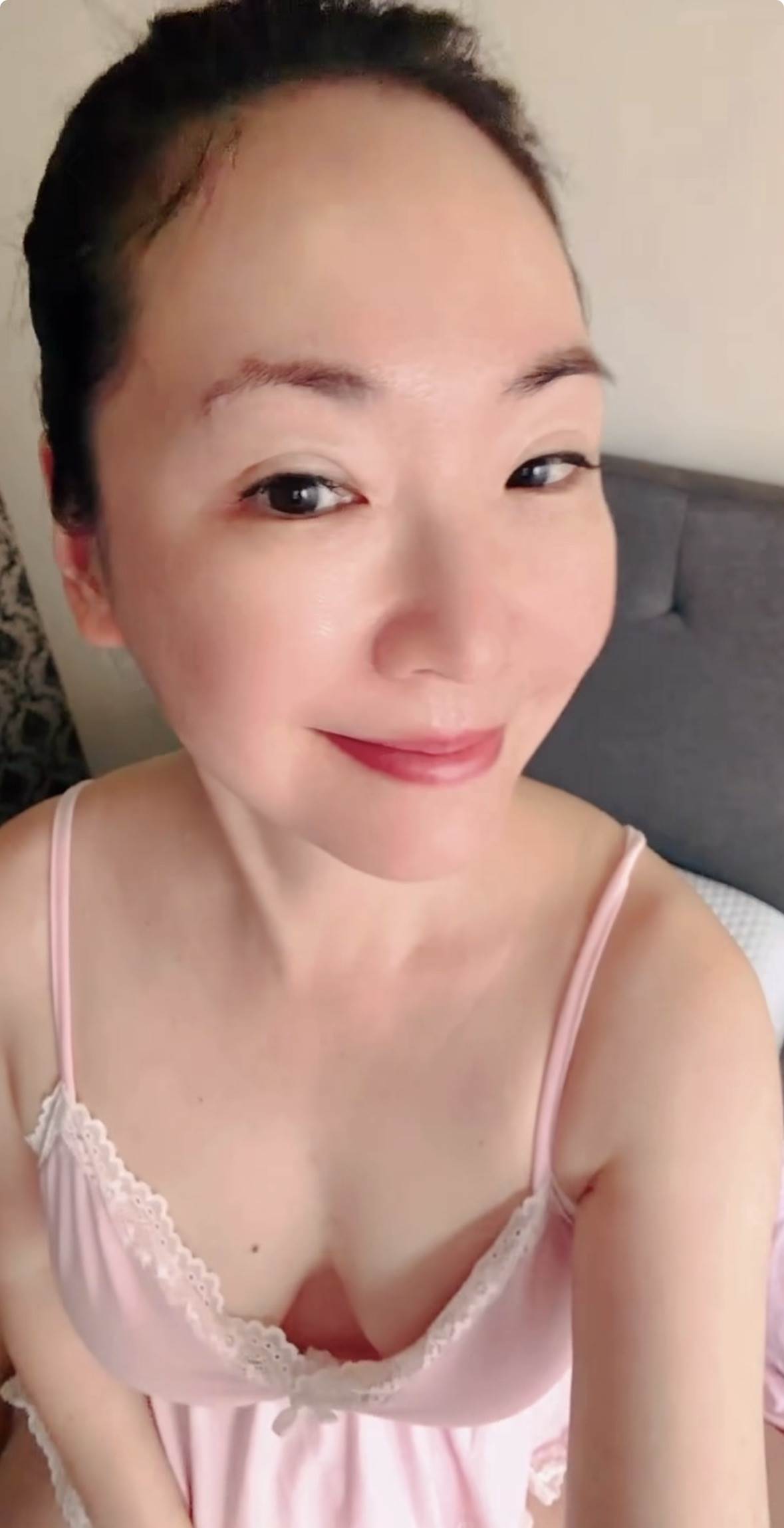 王俐人穿性感睡衣。（圖／翻攝自王俐人IG）