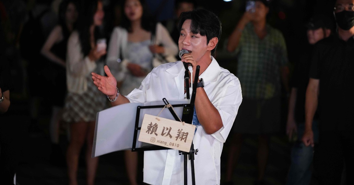 南韓歌手黃致列空降信義區街頭帶來長達1小時的演出。（圖／讀者提供）