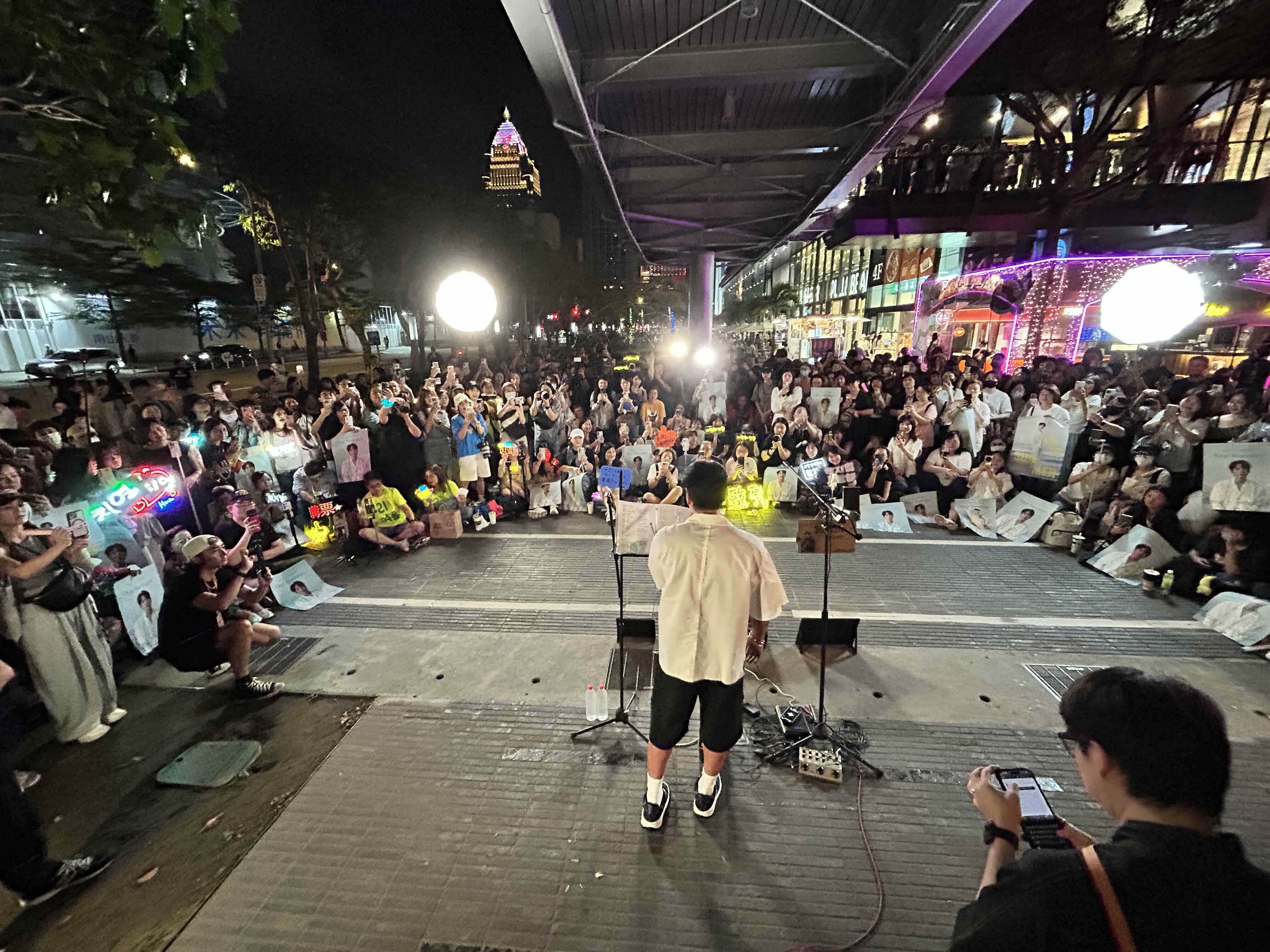 南韓<a href='https://ent.ebc.net.tw/search/tags/歌手/' target='_blank'>歌手</a>黃致列空降信義區街頭演出，現場湧入數百名粉絲。（圖／讀者提供）