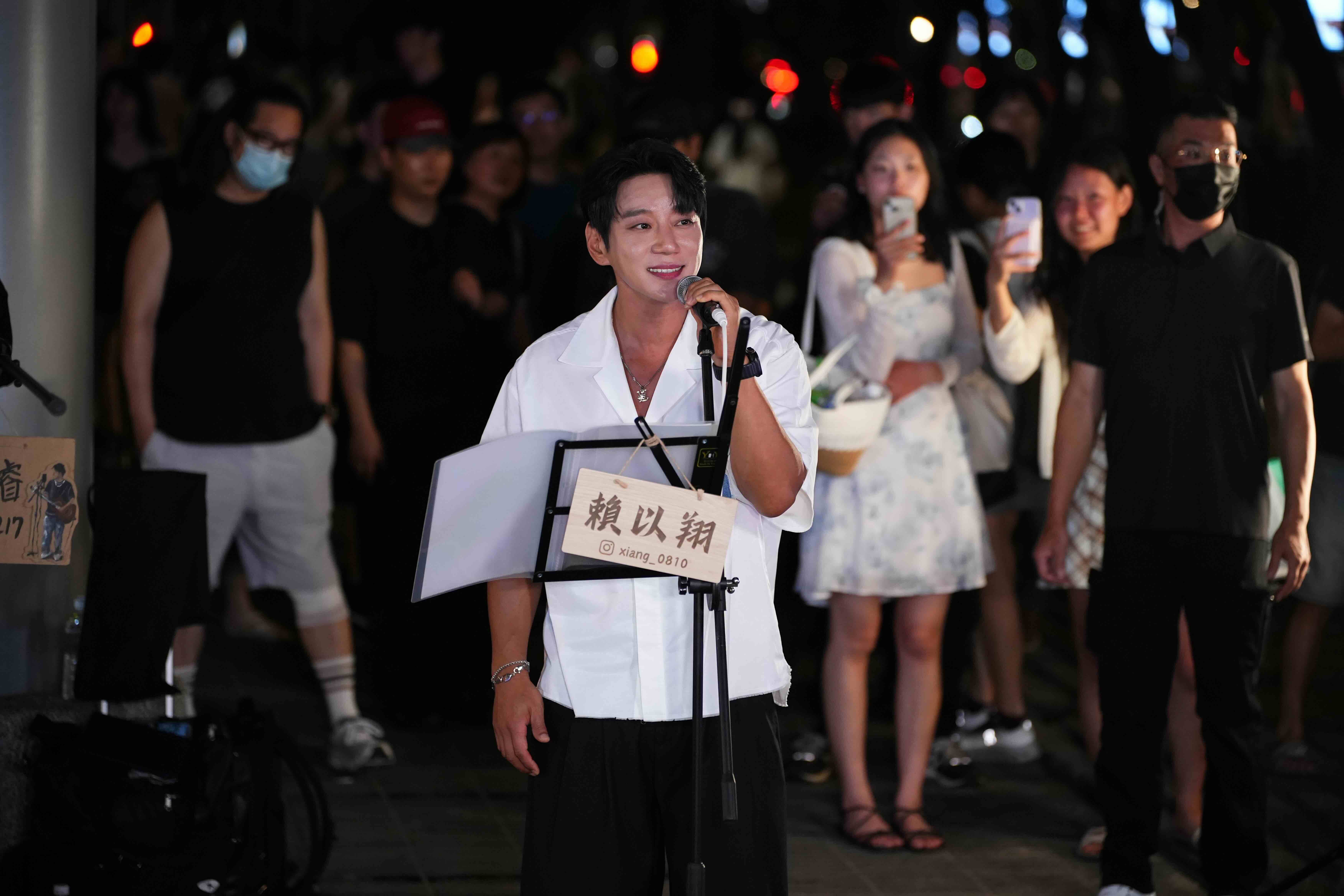 南韓歌手黃致列空降信義區街頭帶來長達1小時的演出。（圖／讀者提供）