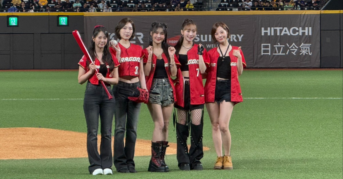 南韓女團KARA受邀擔任開球嘉賓（左起：昇延、知英、奎利、妮可、齡智）。（圖／記者楊雅芸攝）