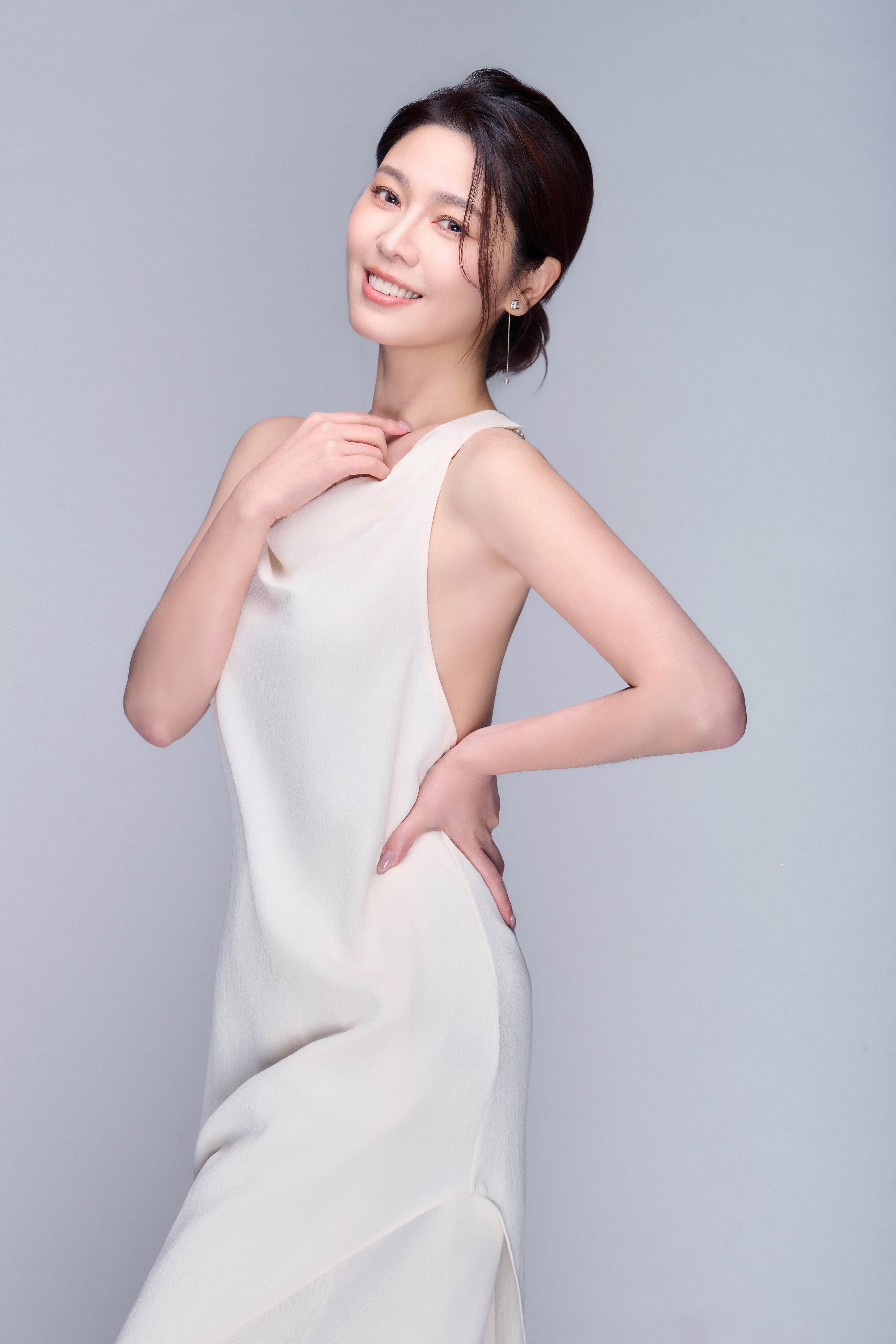 白家綺透露和老公吳東諺多年來維持著一個甜美的默契「每日擁抱」。（圖／飲后提供）