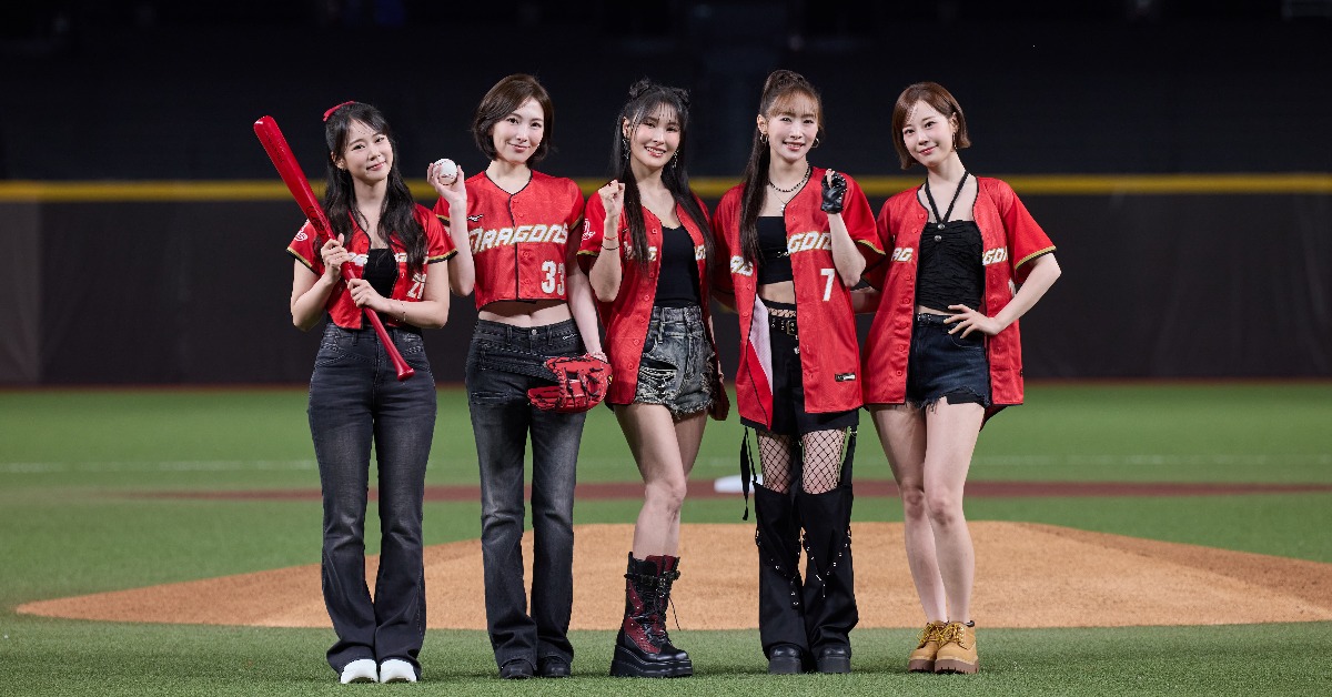 南韓女團KARA受邀擔任開球嘉賓（左起：昇延、知英、奎利、妮可、齡智）。（圖／味全龍提供）