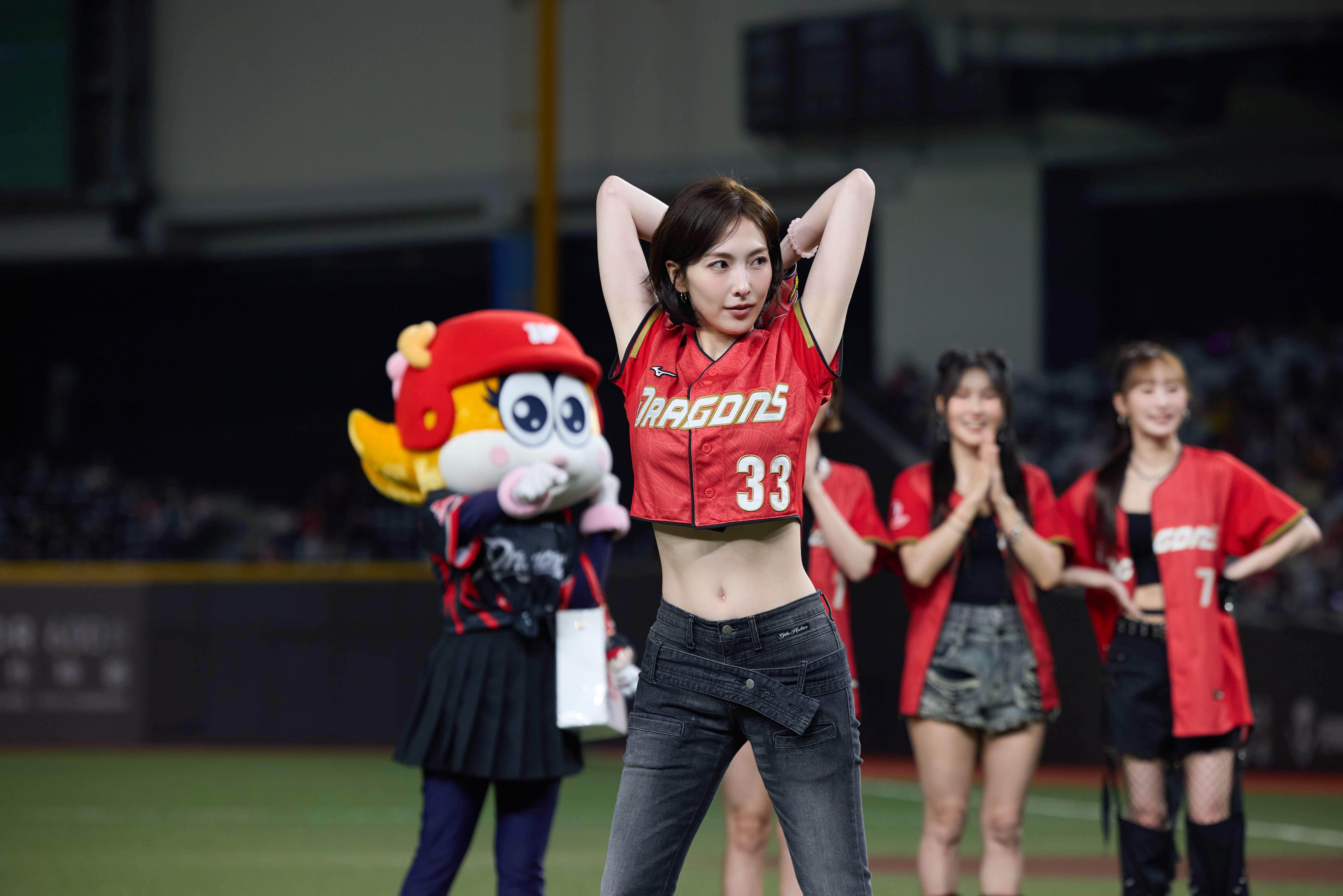 南韓<a href='https://ent.ebc.net.tw/search/tags/女團/' target='_blank'>女團</a>KARA受邀擔任開球嘉賓，由知英投球、<a href='https://ent.ebc.net.tw/search/tags/昇延/' target='_blank'>昇延</a>打擊。（圖／味全龍提供）