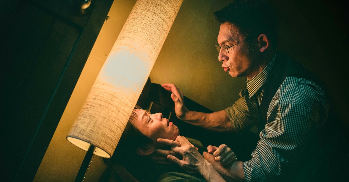 温昇豪《聰明鎮》扮冷血醫生，狠打女神梁詠琪三巴掌。（圖／奇蹟映畫所）