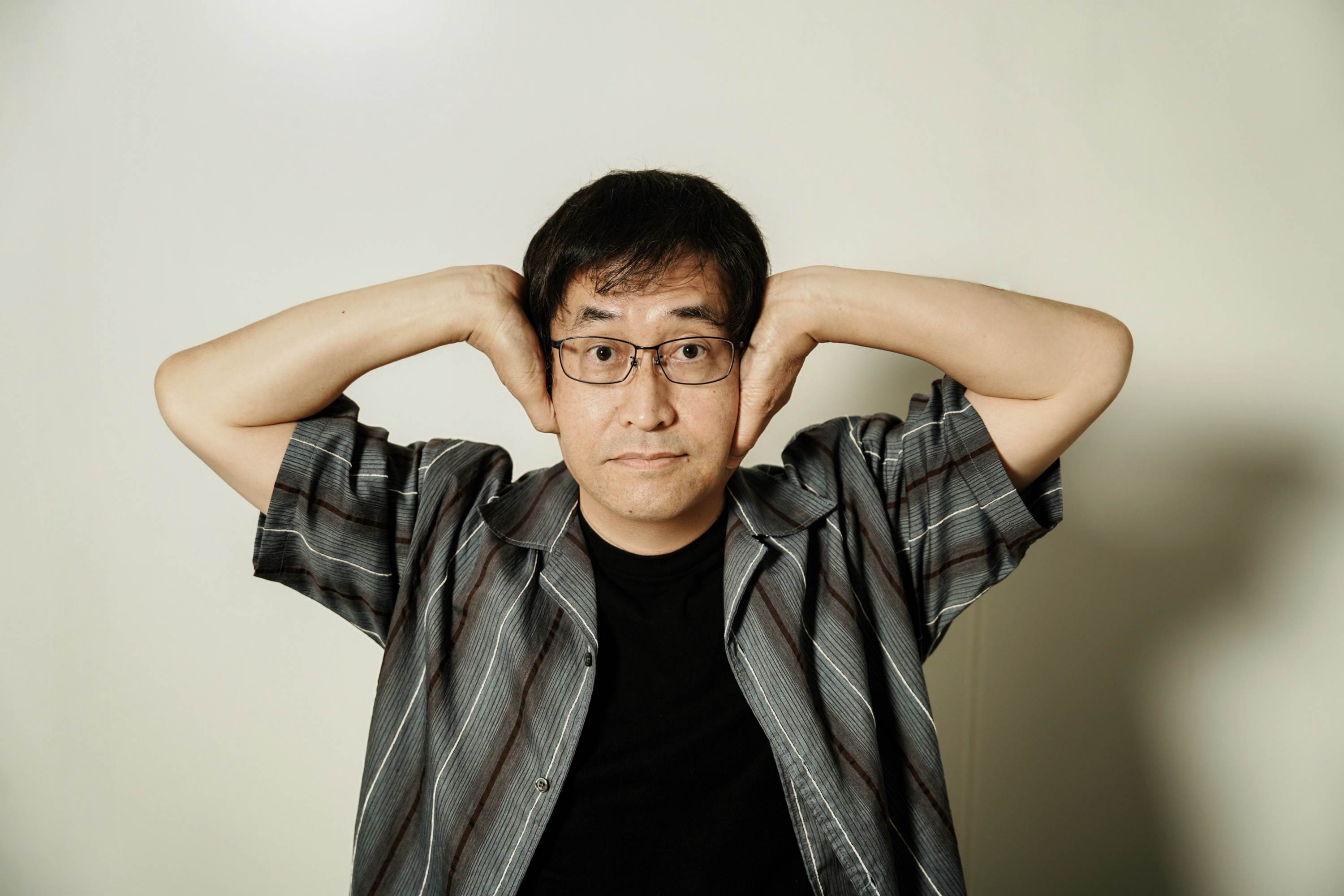 伊藤潤二模仿「富夫」頭斷掉扶著的經典動作。（圖／奇蹟映畫所）