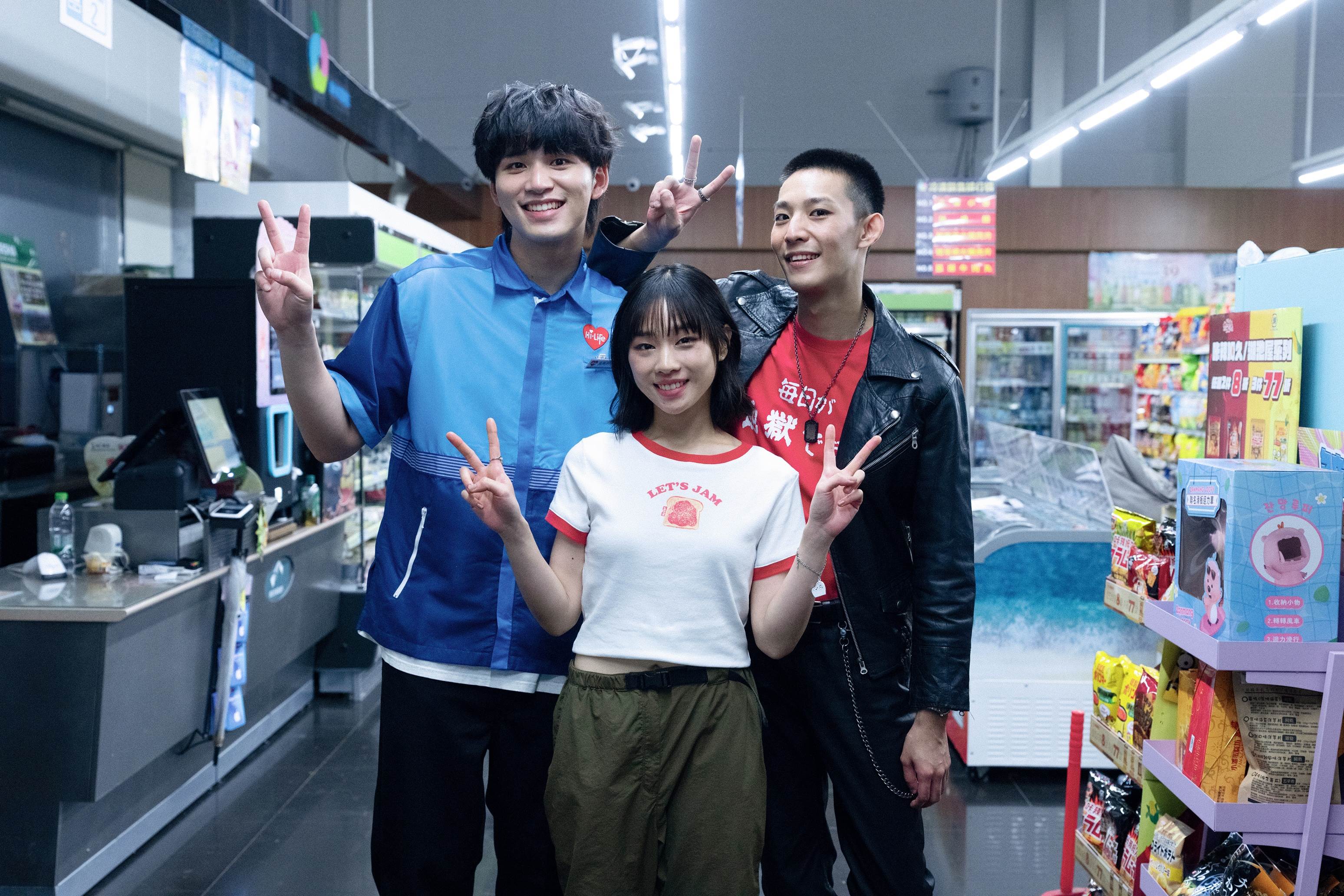 王品澔（左起）湯詠絮、林煥鈞參演小宇新歌MV。（圖／索尼音樂提供）