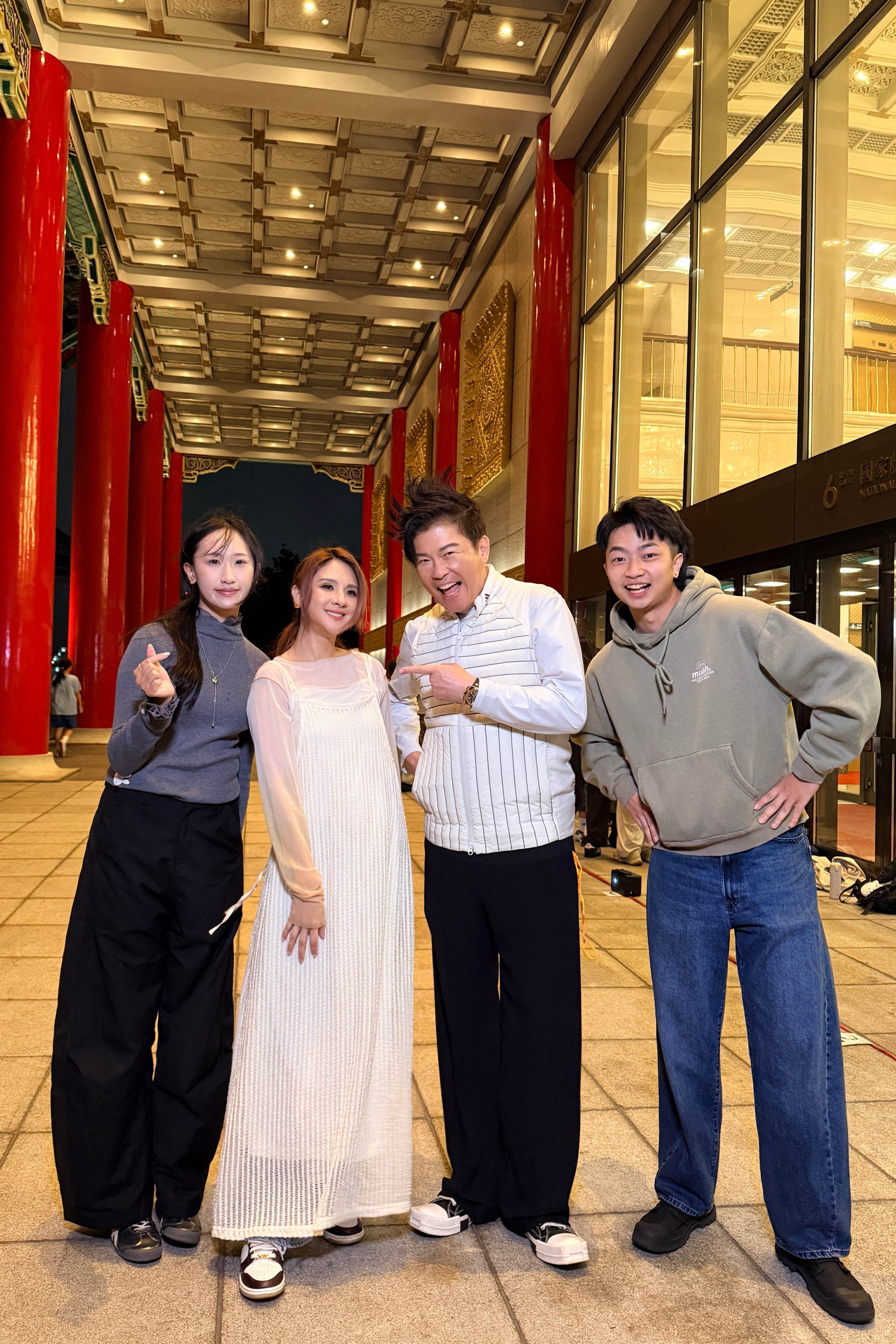 郭靜(左2)回到國家戲劇院分享追夢歷程。（ 圖／ YT頻道「你在衝啥!?」提供 ）