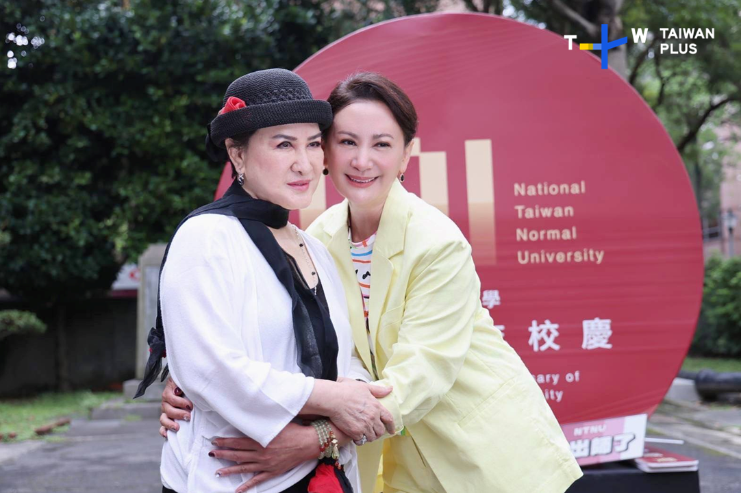 陳亞蘭（右）與恩師楊麗花。（圖／TaiwanPlus提供）