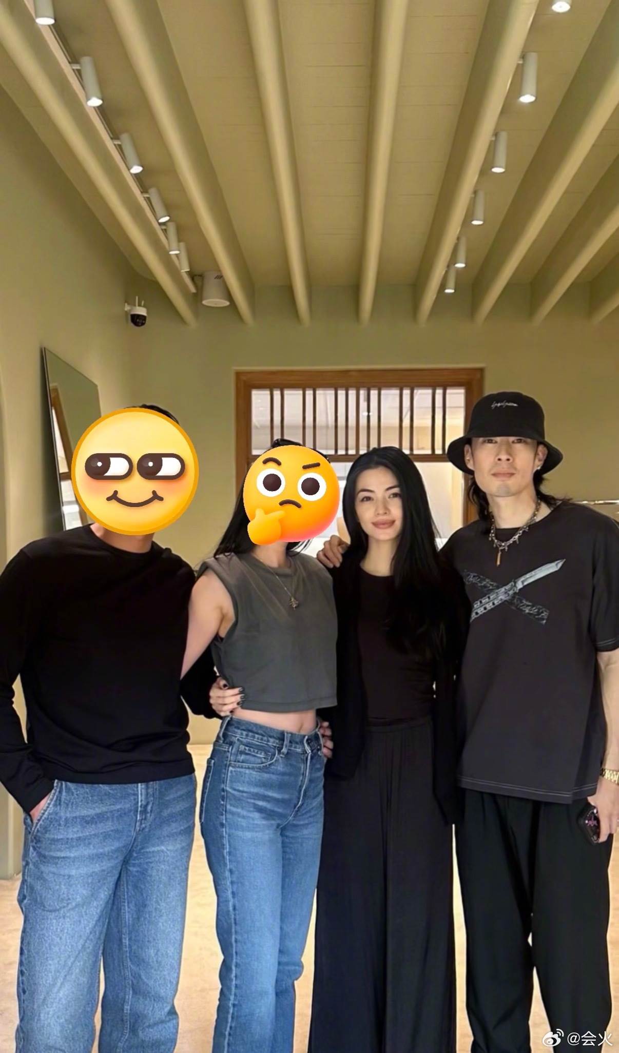吳建豪與荒卷繪美婚後同框照。（圖／翻攝自微博）