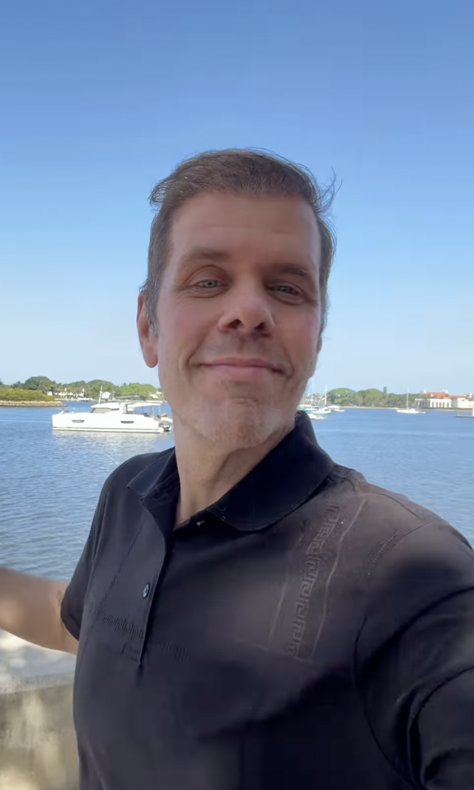 佩雷茲日前突然在直播時拿刀自傷。（圖／翻攝自Perez Hilton IG）