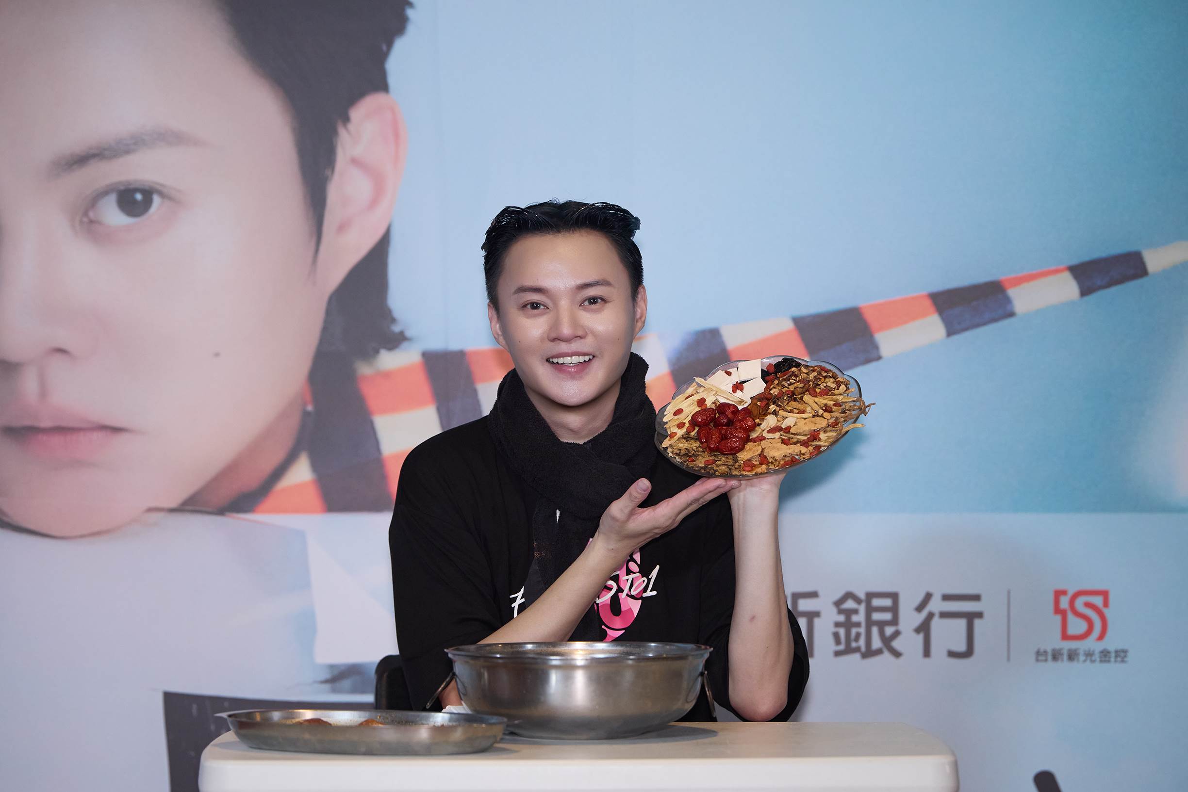 許富凱慶功宴大啖「EAT五EAT十」套餐。（圖／寬宏藝術X何樂音樂提供）