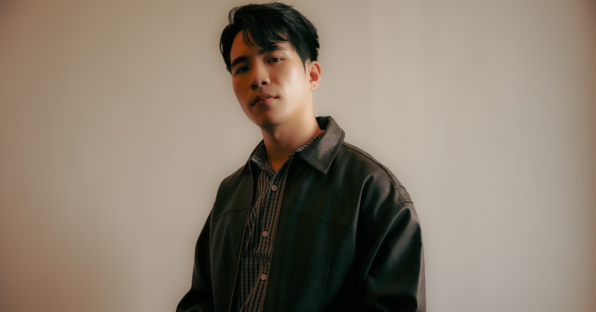 創作新人黃珌JunJ推出全新抒情搖滾單曲〈要好好的〉首度挑戰中台雙語創作。（圖／Still Photographer ｜周子厚 SMOKE提供）