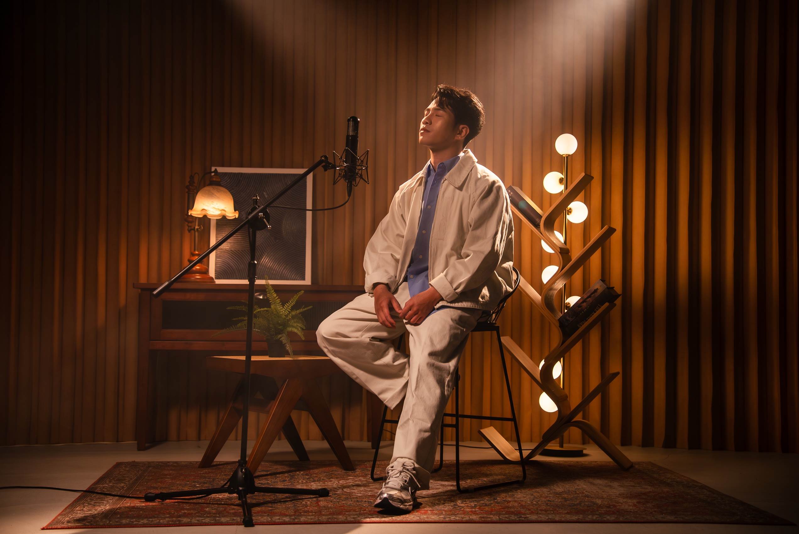 〈要好好的〉是JunJ 首支正式單曲 MV,探討人在現實壓力下所面臨的選擇與代價。(圖/Still Photographer |周子厚 SMOKE提供)