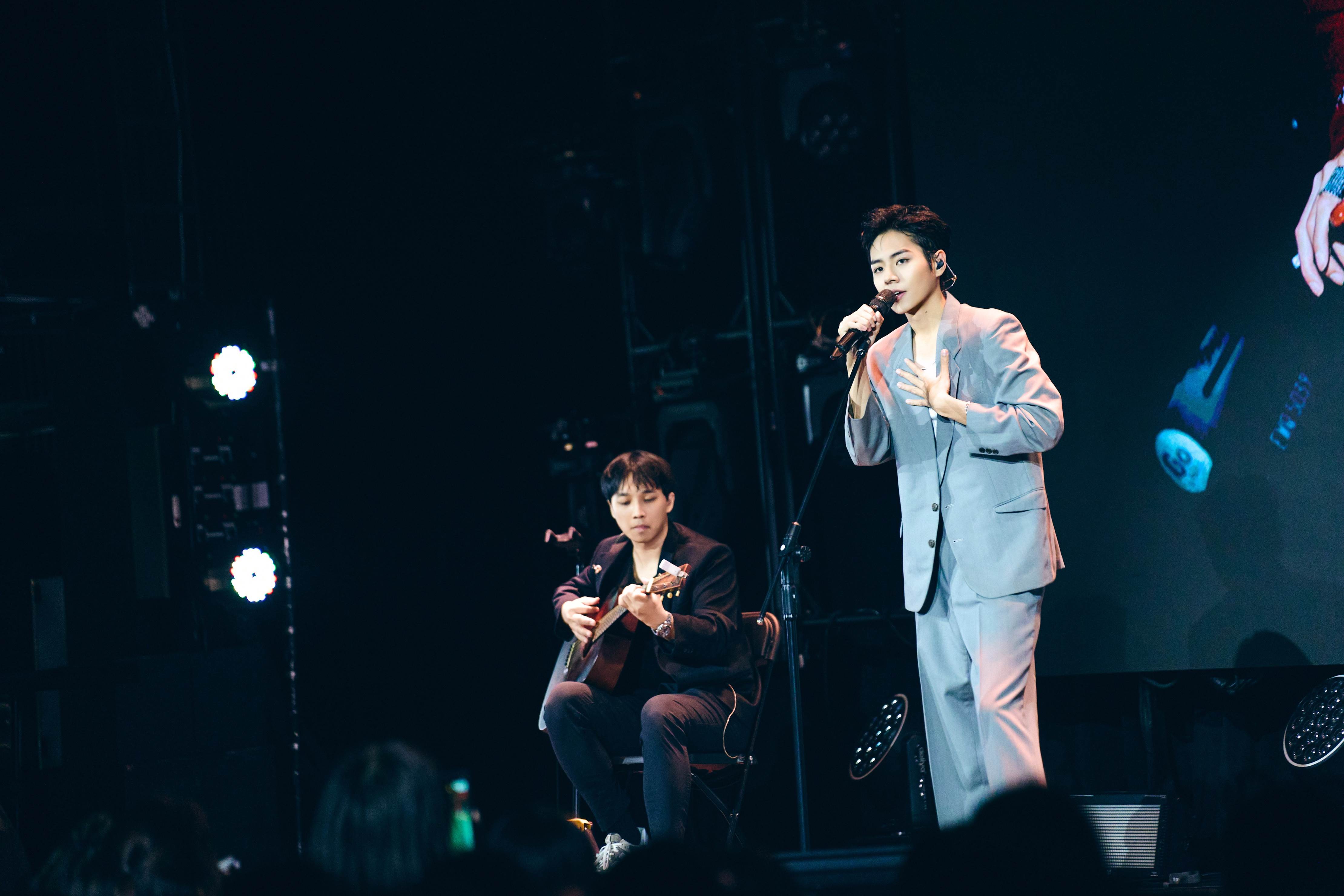 男團Ozone成員林佳辰SuMMeR舉辦首次個人「Love Me Again」FAN CONCERT，展開一整段Unplugged的演出。（圖／索尼音樂提供）