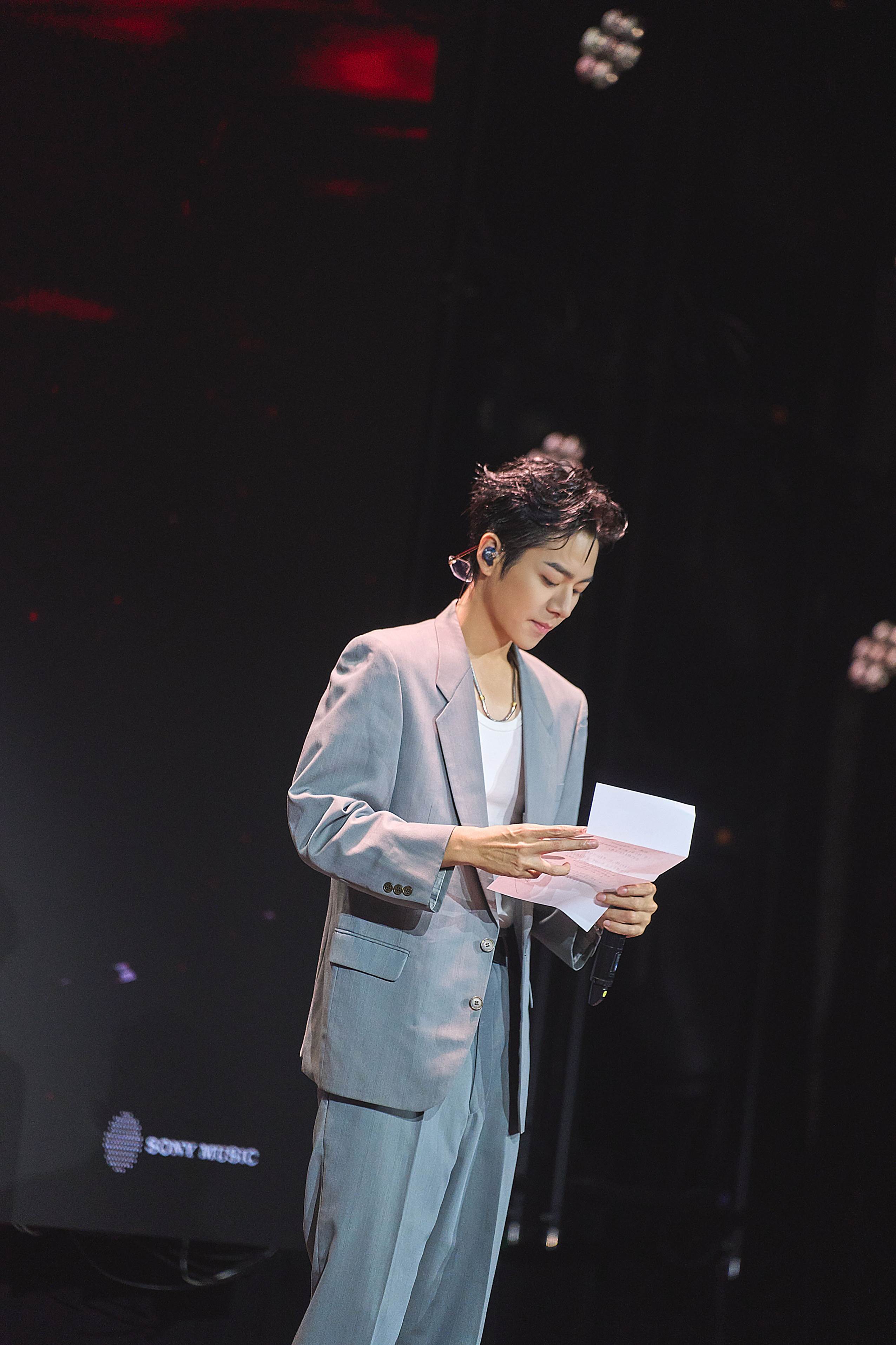 男團Ozone成員林佳辰SuMMeR舉辦首次個人「Love Me Again」FAN CONCERT準備親筆信，一一唸出他想對粉絲說的話。（圖／索尼音樂提供）