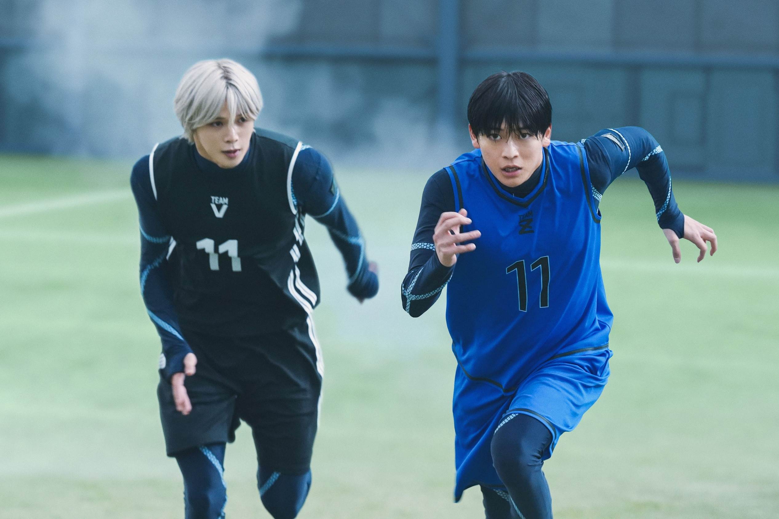 高橋文哉（右）和「&TEAM」成員 K在《藍色監獄》電影中上演最極致的足球競技殊死鬥。（圖／甲上娛樂提供）