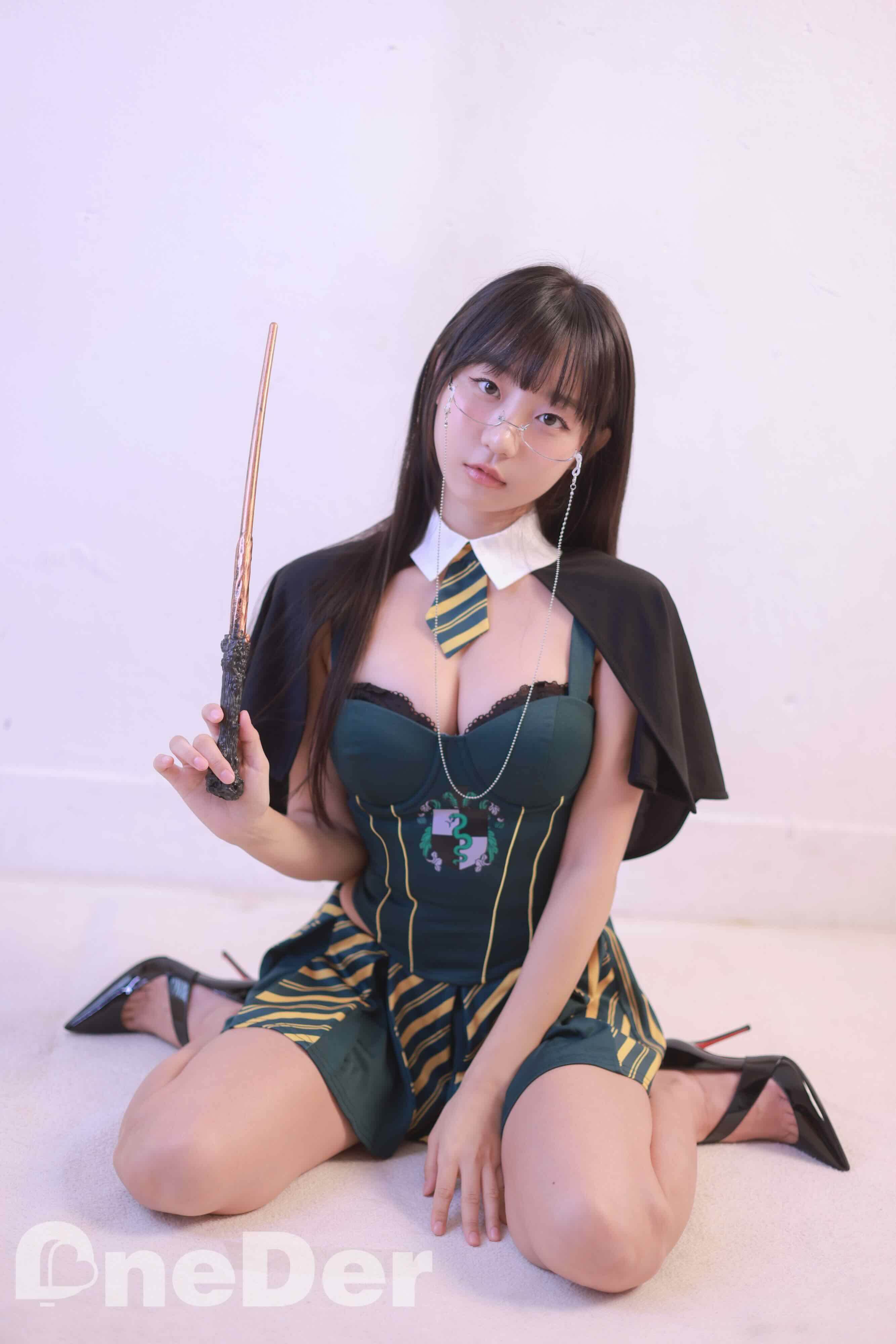 南韓百萬YouTuber兼寫真女星表恩智（蘋果姐姐）曾赴美深造，考取了美國註冊會計師（CPA）資格。（圖／OneDerFour提供）