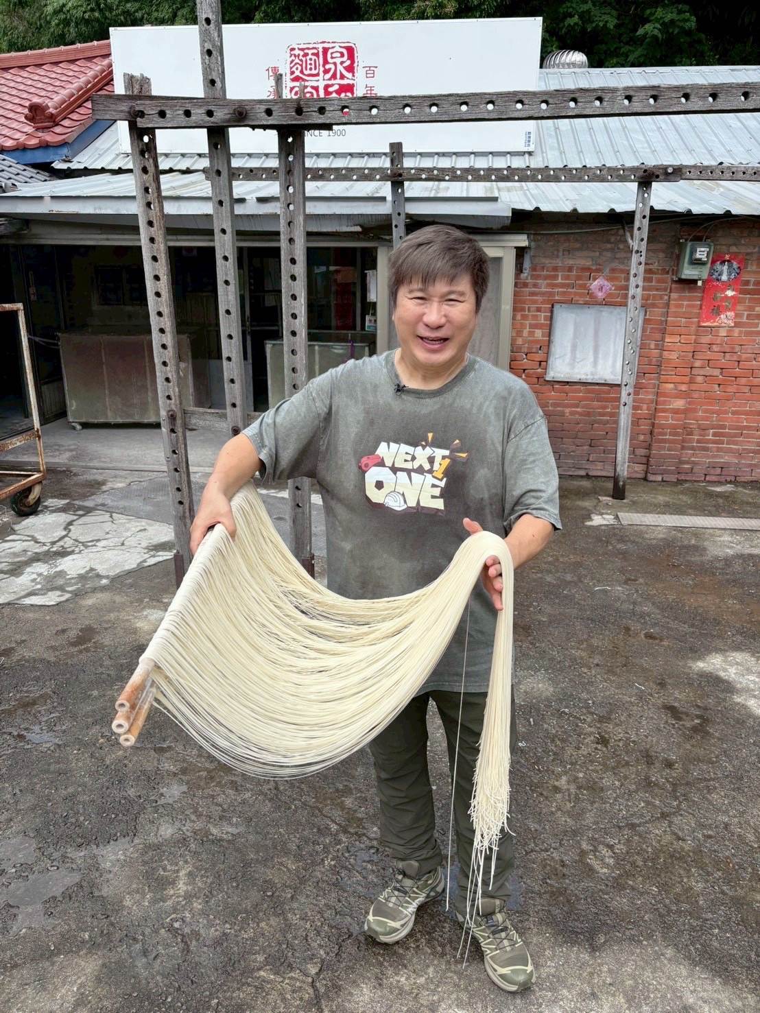 胡瓜重溫曬麵線的回憶。（圖／下面一位提供）