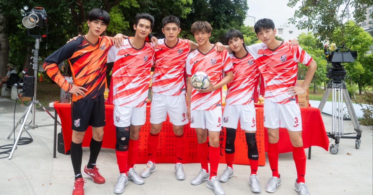 王學駿（左起）、夏浦洋、邱以太、黃文廷、萊恩和鍾岳軒在《我的神隊友》中，將有精彩足球表現。（圖／阿榮影業提供）
