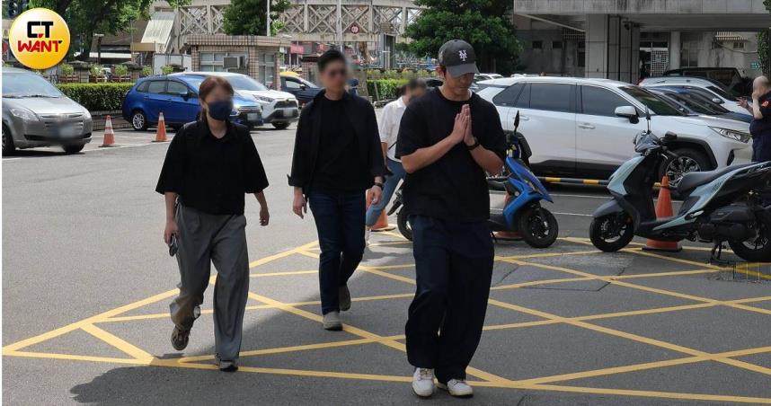 修杰楷7月29日下午搭乘黑色箱型車抵達新北地檢署出庭，見到鏡頭隨即雙手合十並低頭鞠躬。（圖／CTWANT）