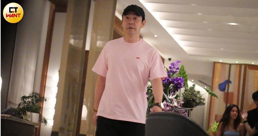 高齡73歲的港星阿B被直擊，帶著家人一起入住台北市松山區的一間高檔飯店。（圖／CTWANT）